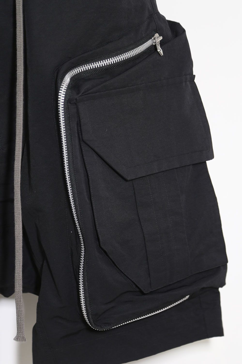 コットンナイロンサルエルカーゴショーツ / Zip Cargo Sarouel Shorts / ブラック