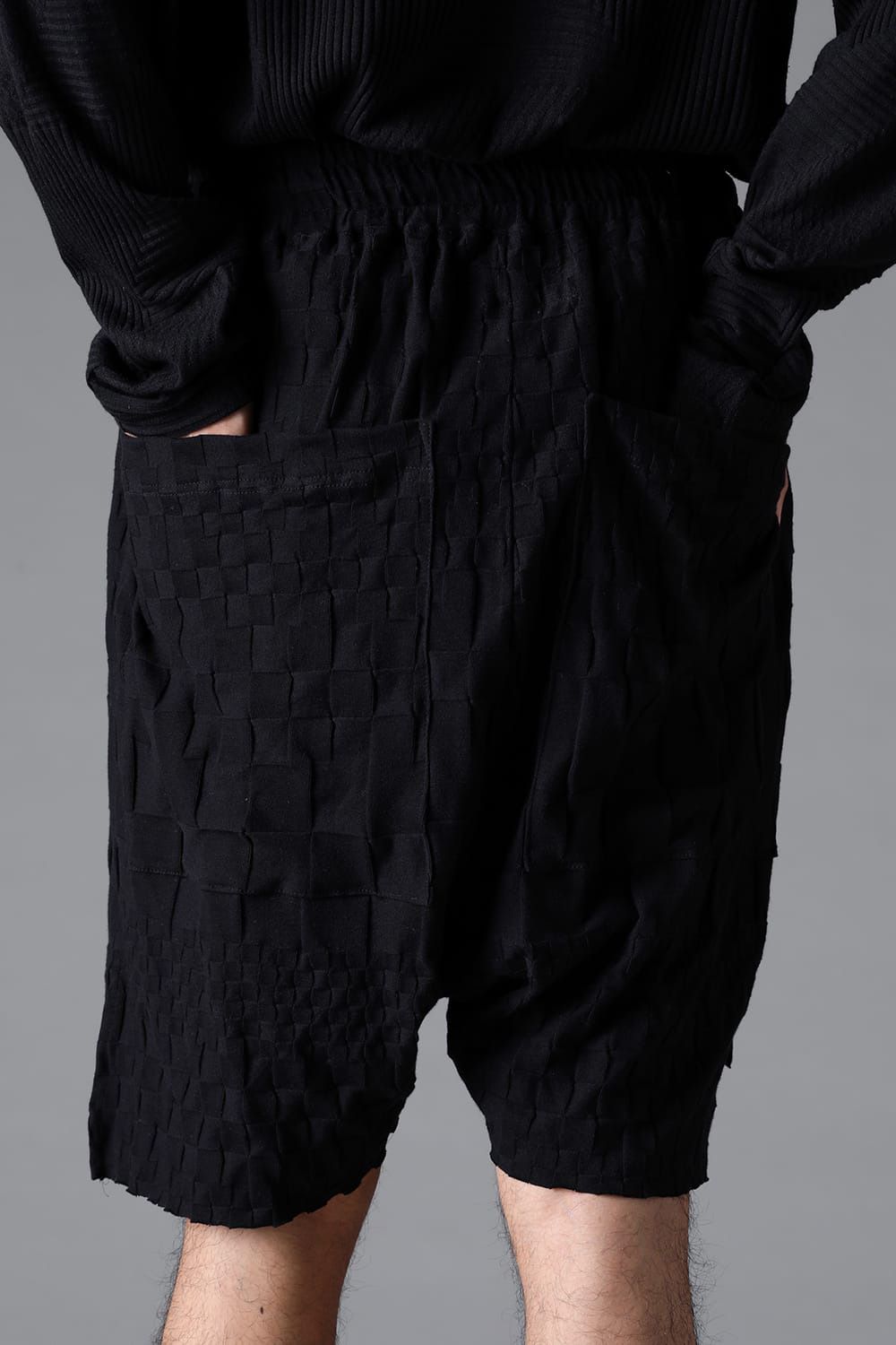 GRADIENT PLAID PATTERN SHORTS / ブラック