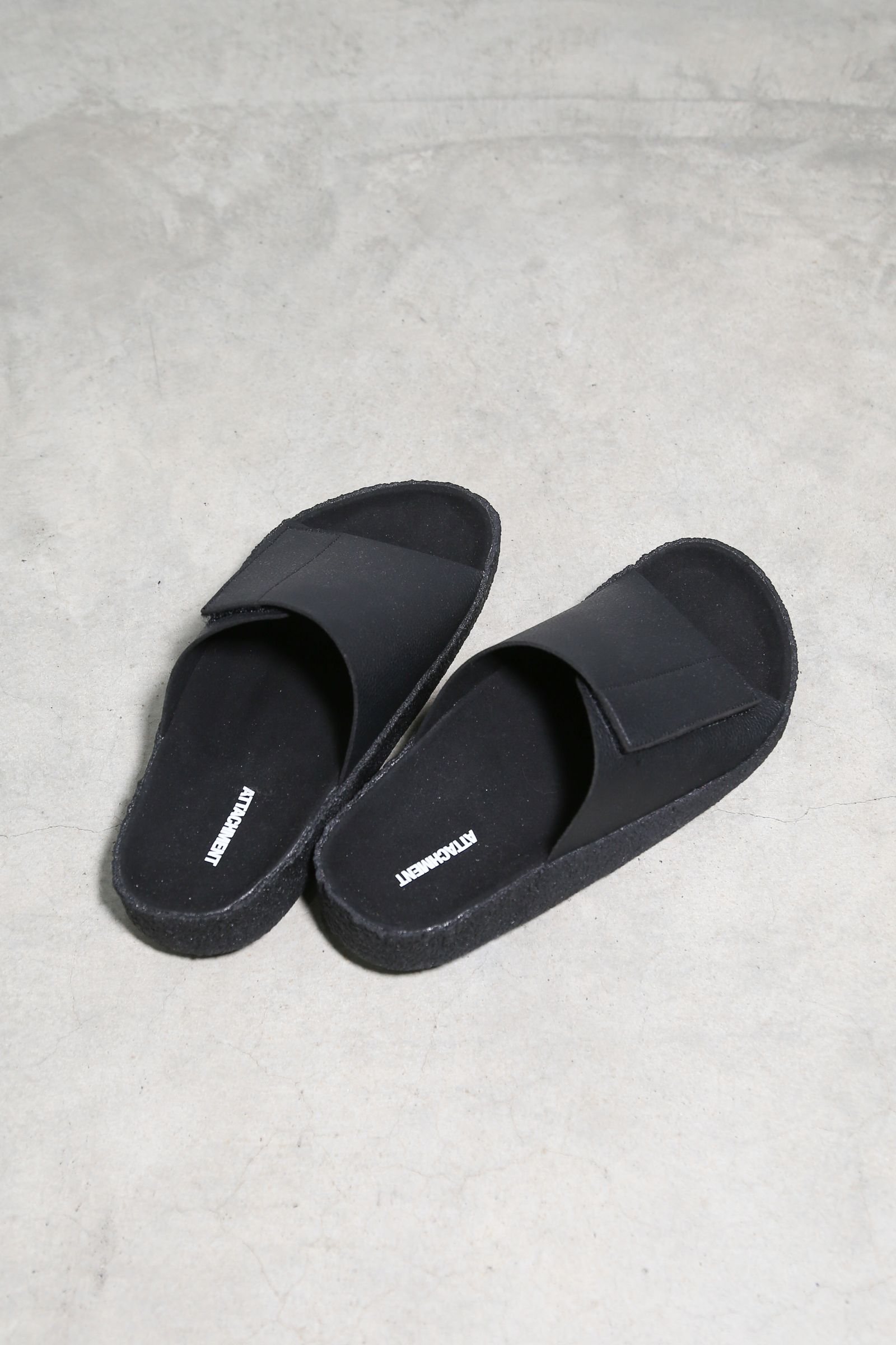 ATTACHMENT - SYNTHETIC LEATHER SANDAL / ブラック | Tempt