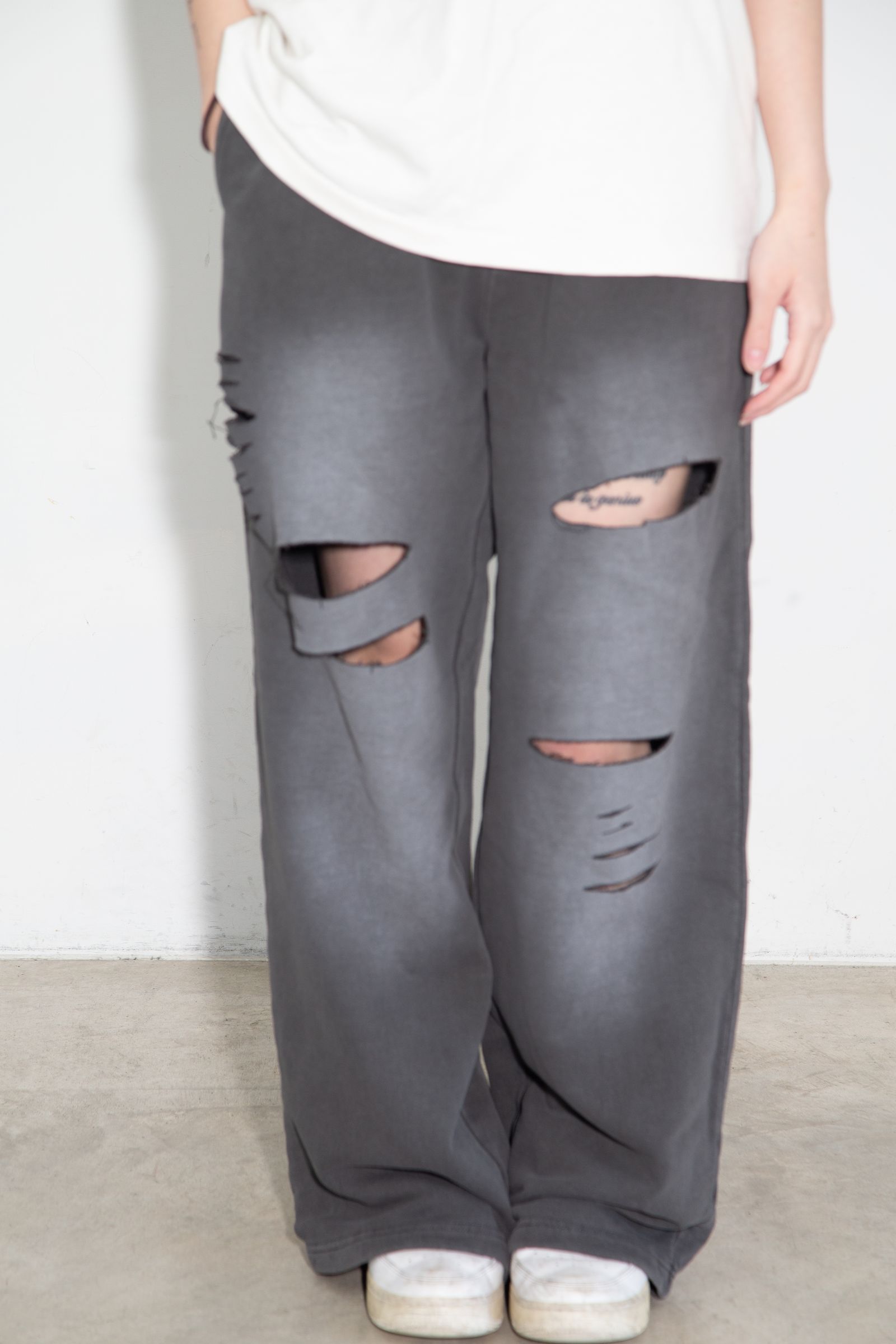 DISTRESSED SWEATPANTS / ブラック