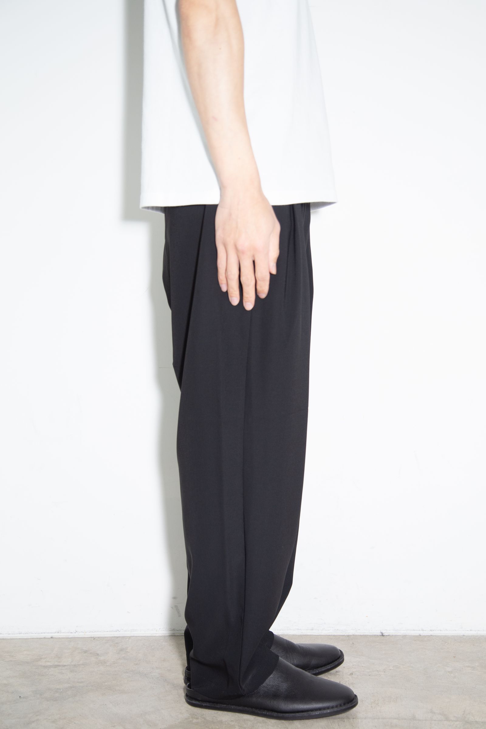 PE CONPACT TWILL BELTED FIT TROUSERS / ブラック
