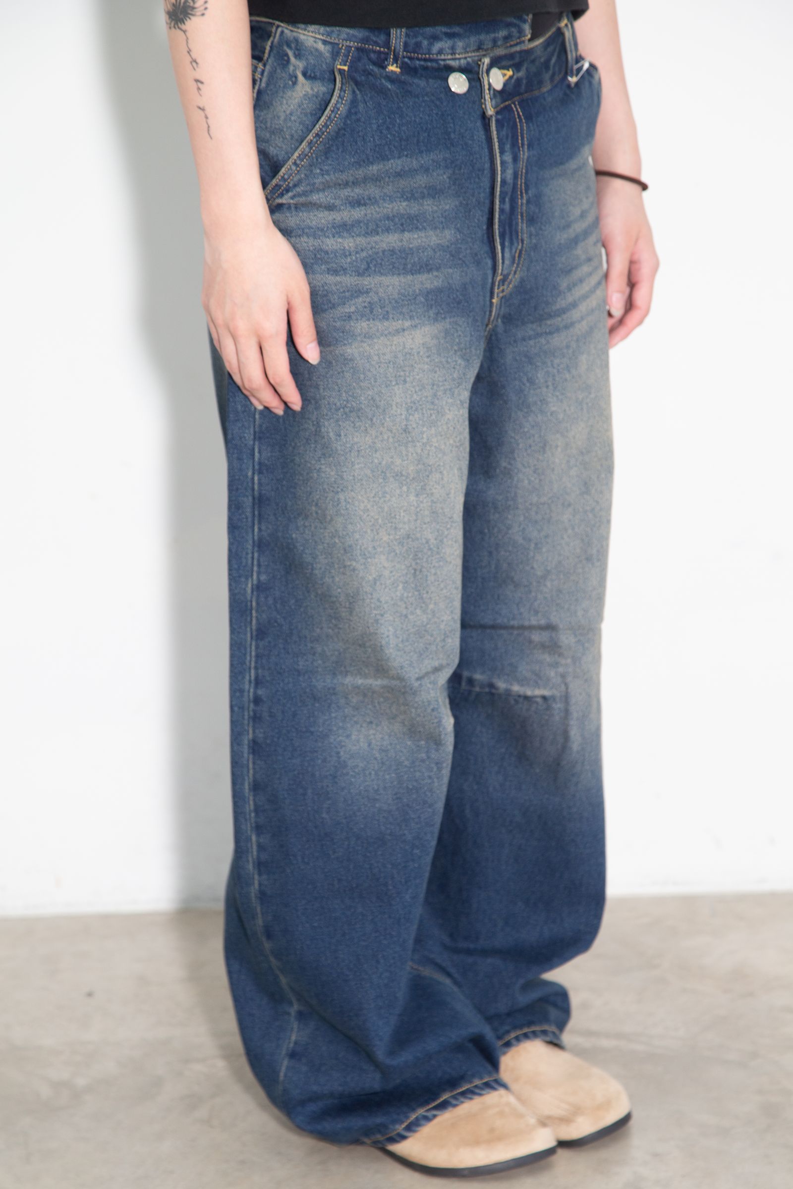 EMBLEM POCKET ASYMMETRIC WAIST DENIM PANTS / インディゴ