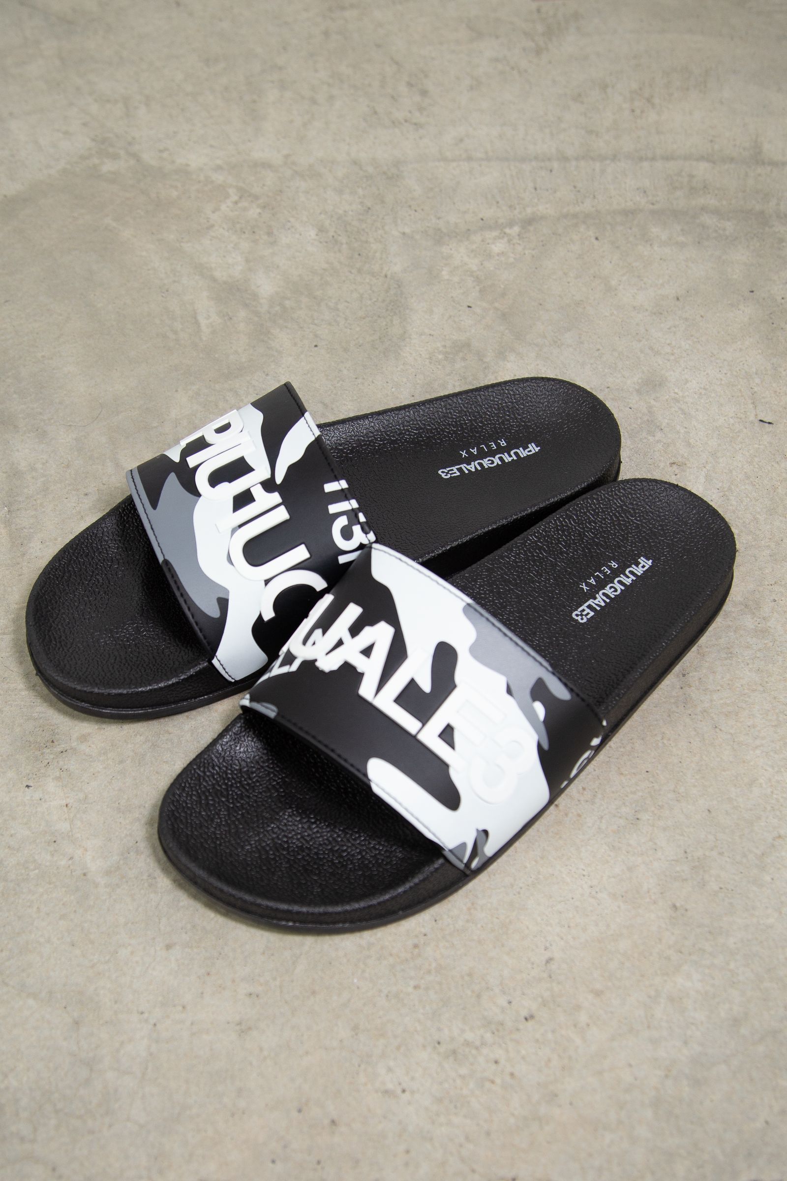 モノトーンカモ柄シャワーサンダル