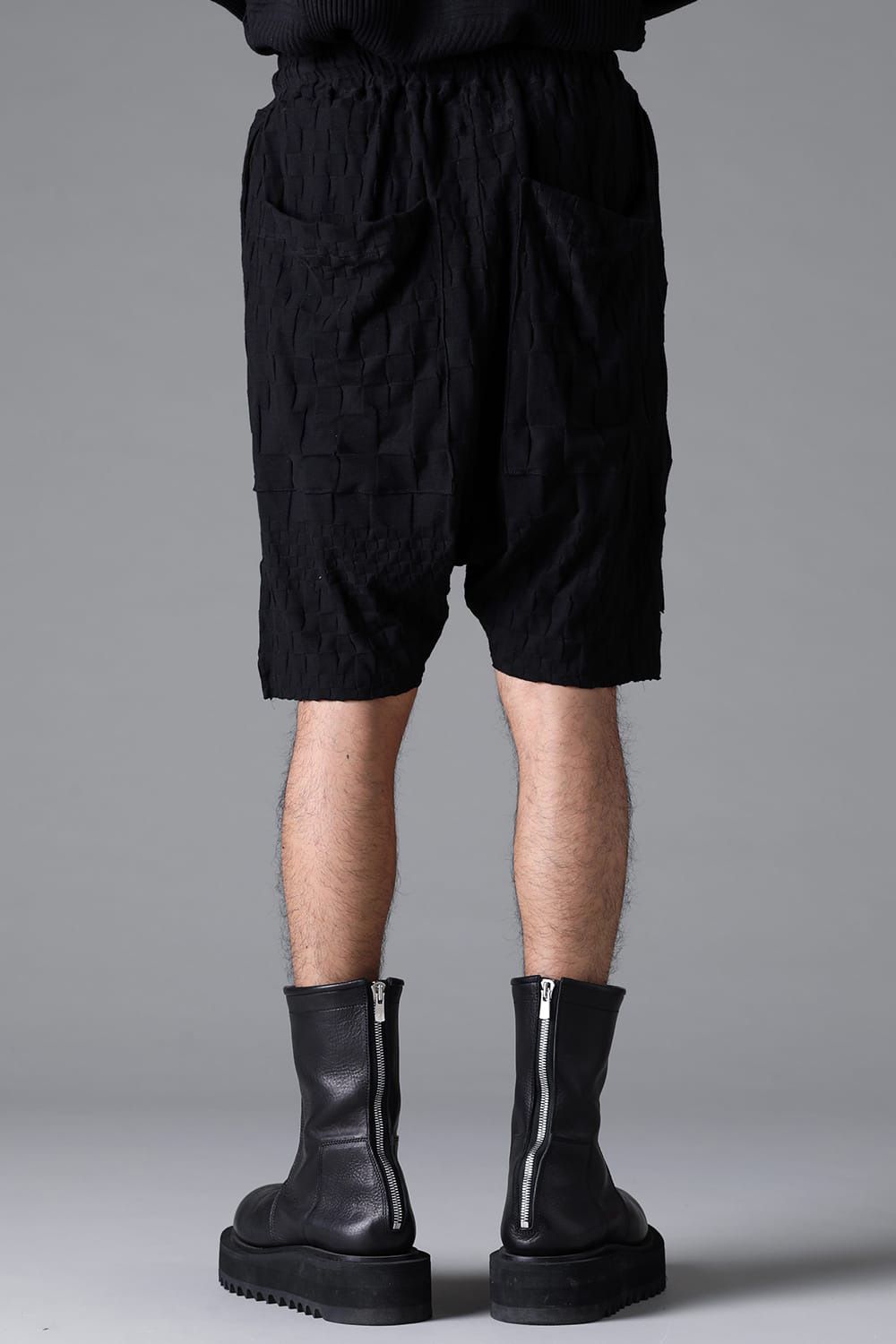 GRADIENT PLAID PATTERN SHORTS / ブラック