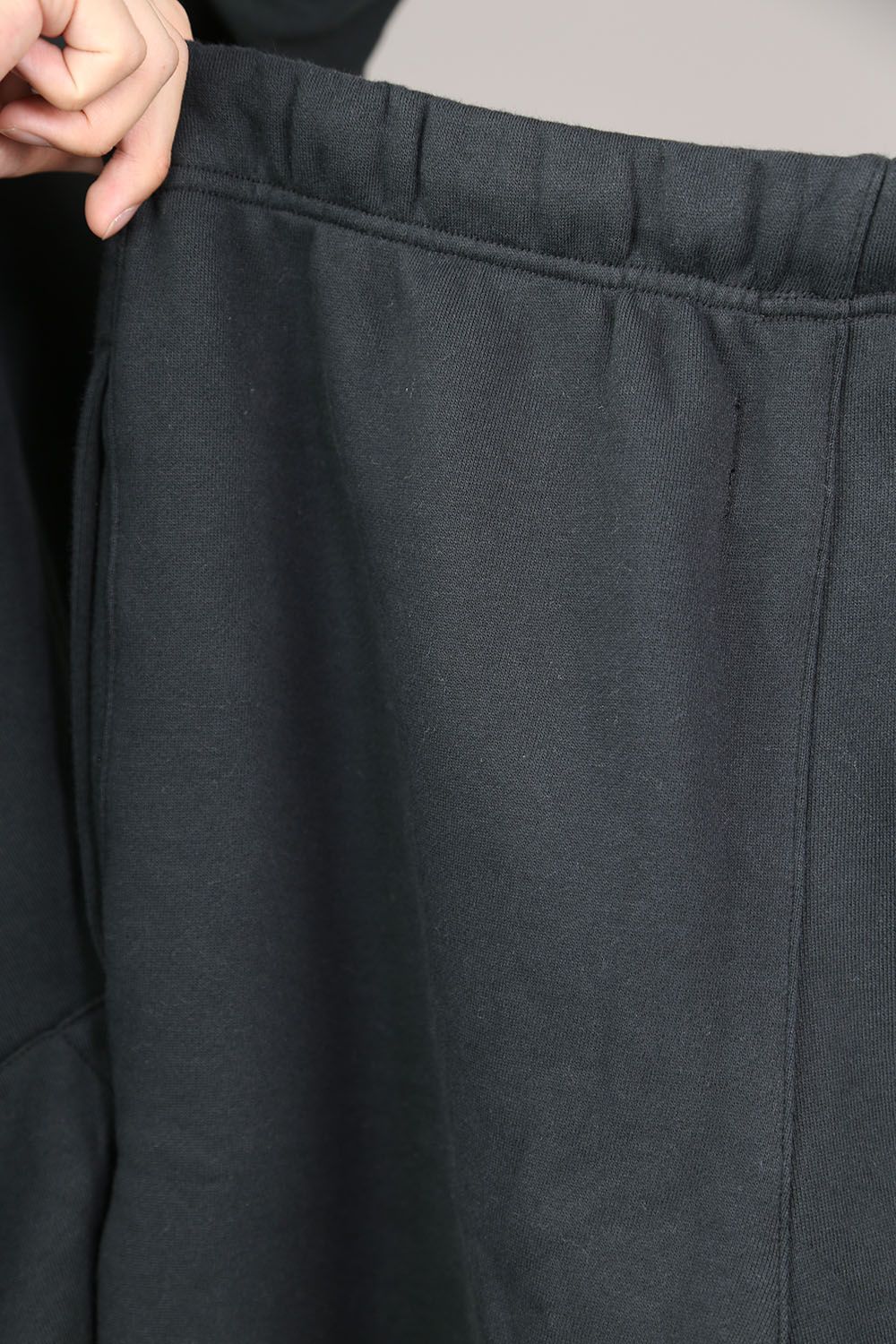 REFLECTOR LOGO SWEAT PANTS / ブラック