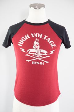 HIGH VOLTAGE Tシャツ / レッド