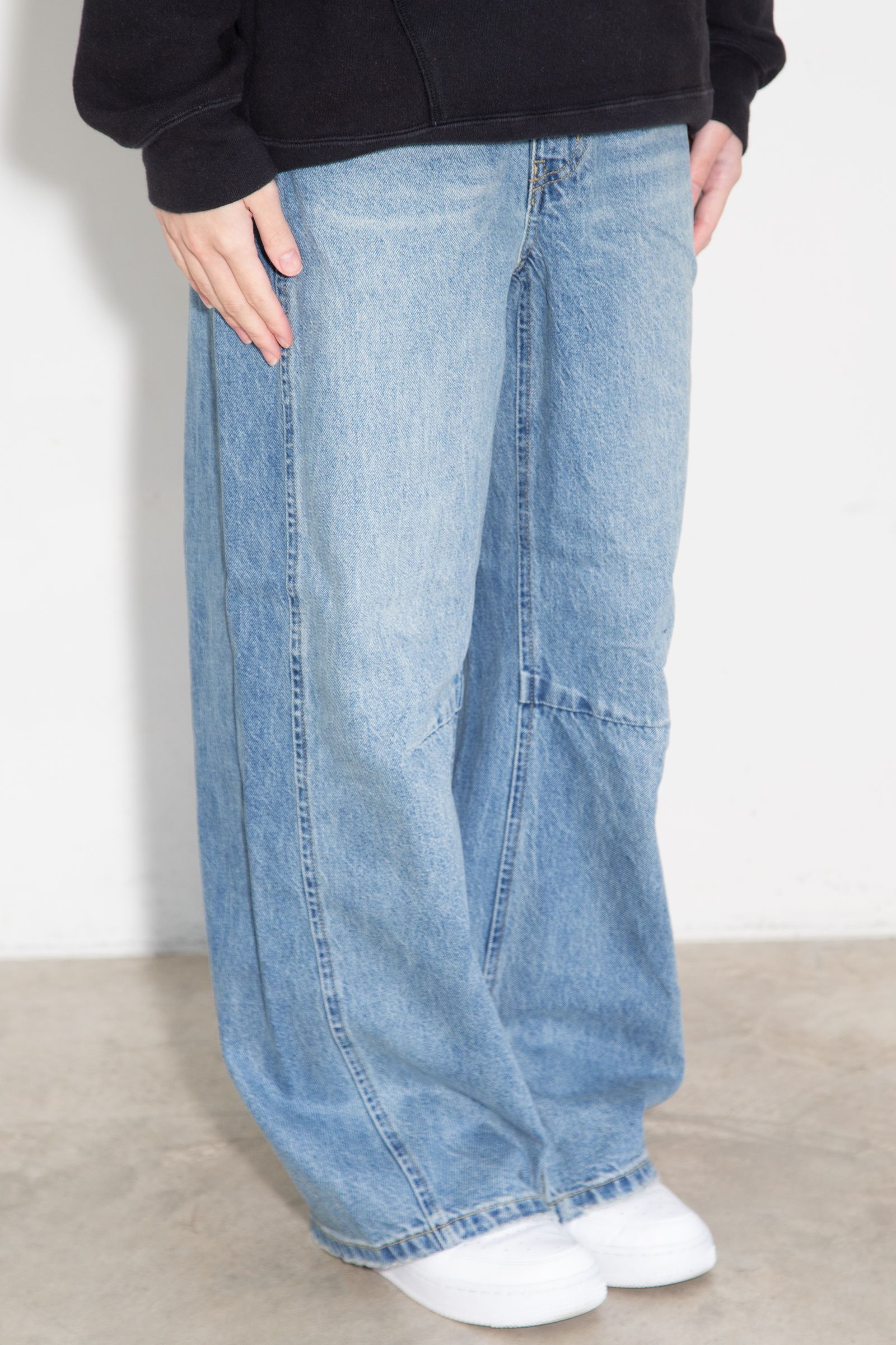 ASYMMETRIC WAIST BARREL LEG DENIM PANTS / ライトインディゴ