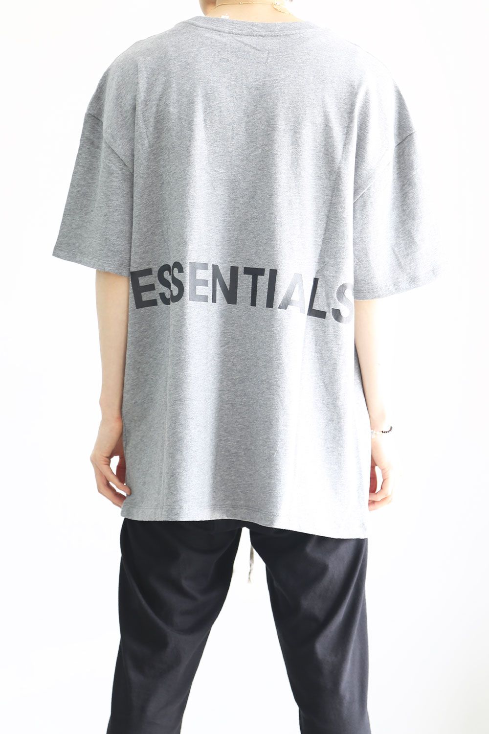 新製品 FOG Essentials ロゴ Tシャツ バタークリーム L - トップス