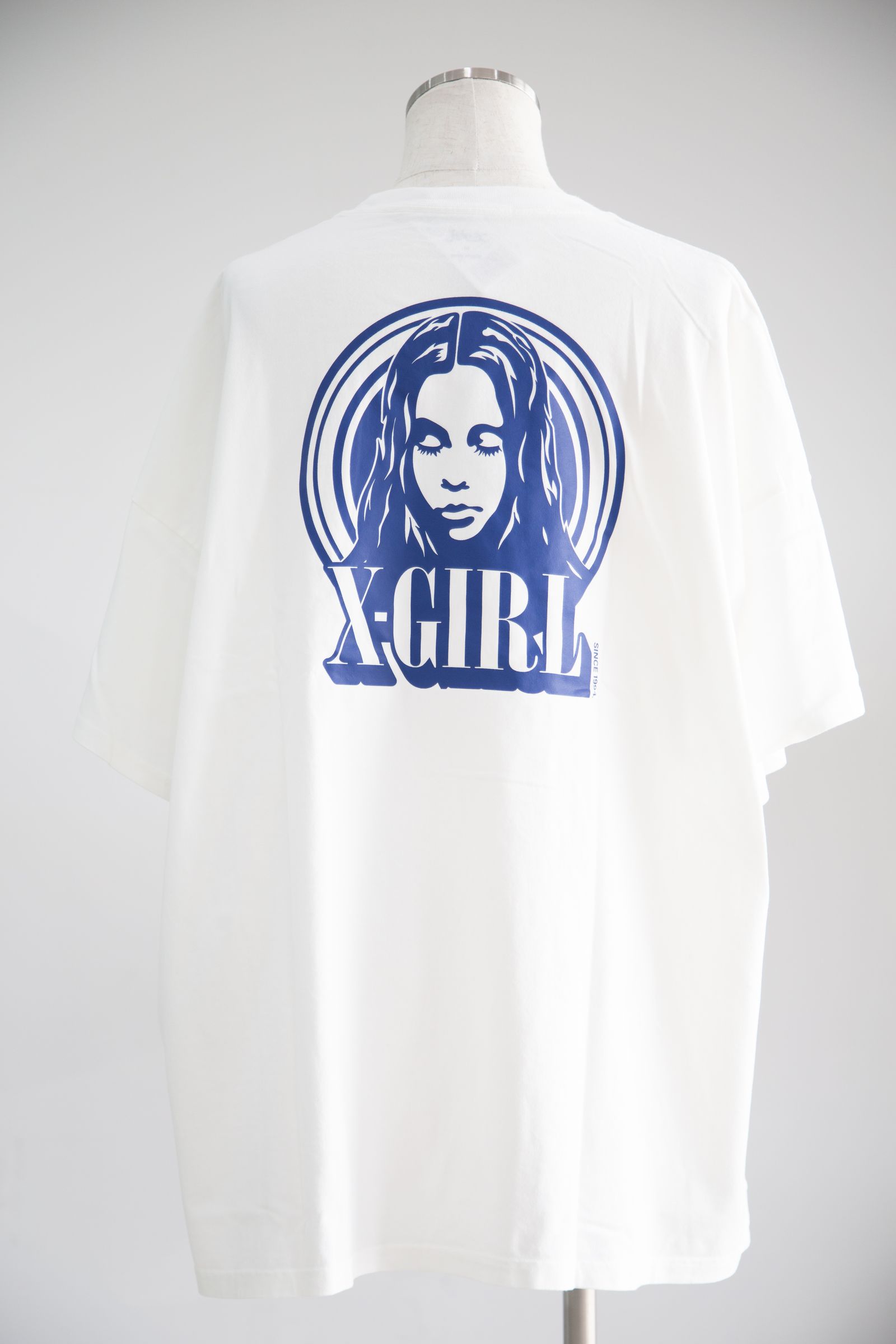 X-girl - CIRCLE BACKGROUND FACE LOGO S/S BIG TEE DRESS
