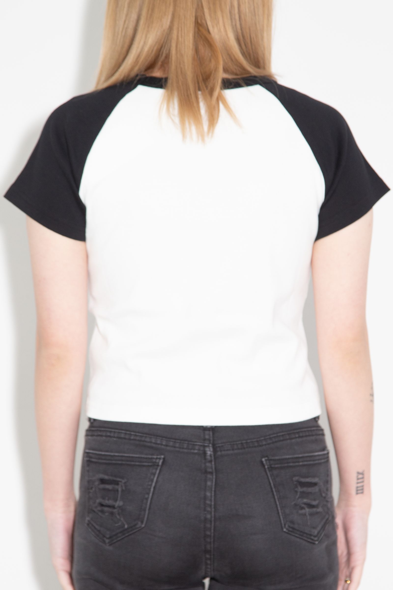 FACE EMBROIDERED PATCH RAGLAN S/S BABY TEE / ホワイト