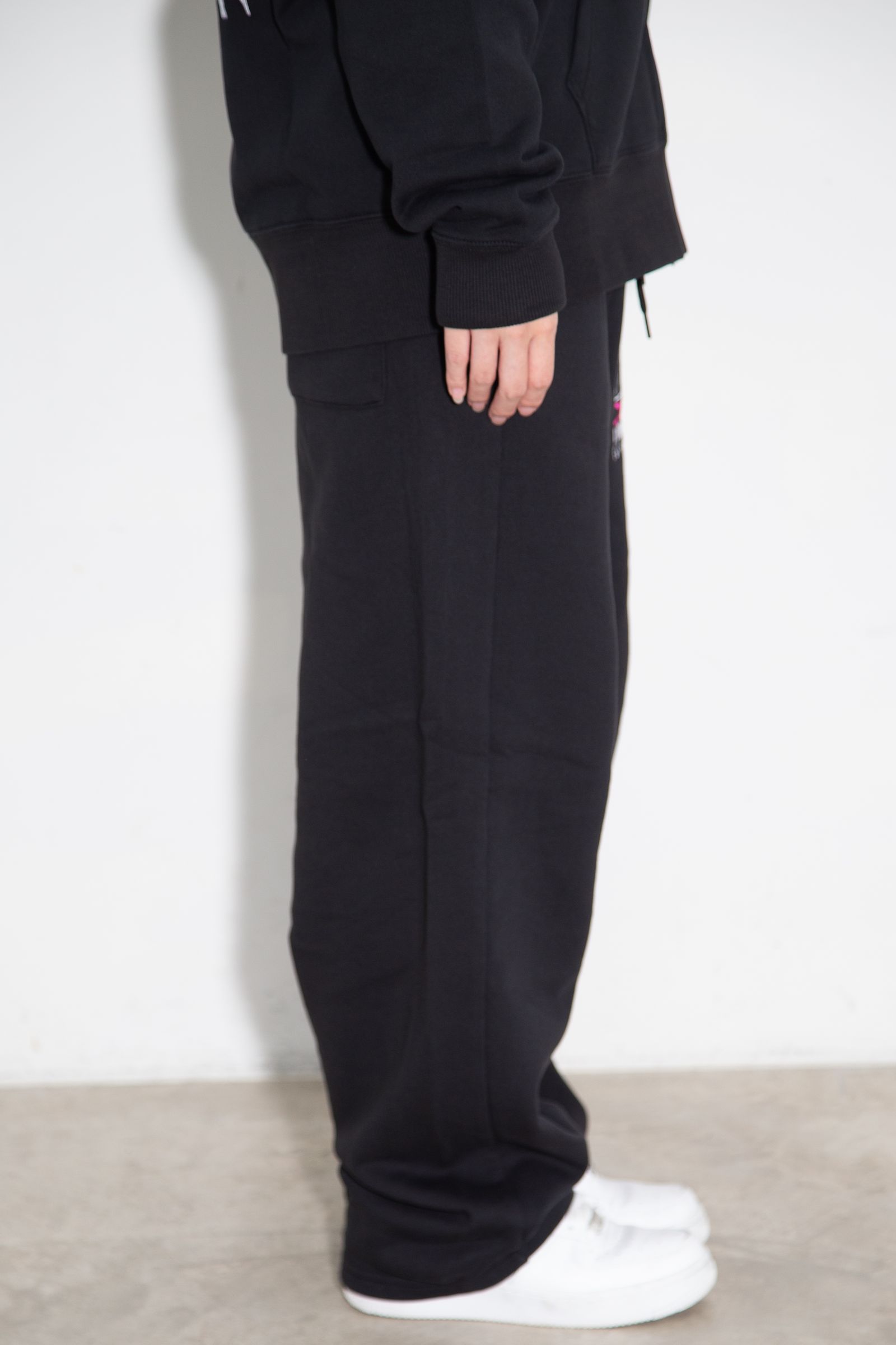 FACE BOX AND MESSAGE SWEATPANTS / ブラック