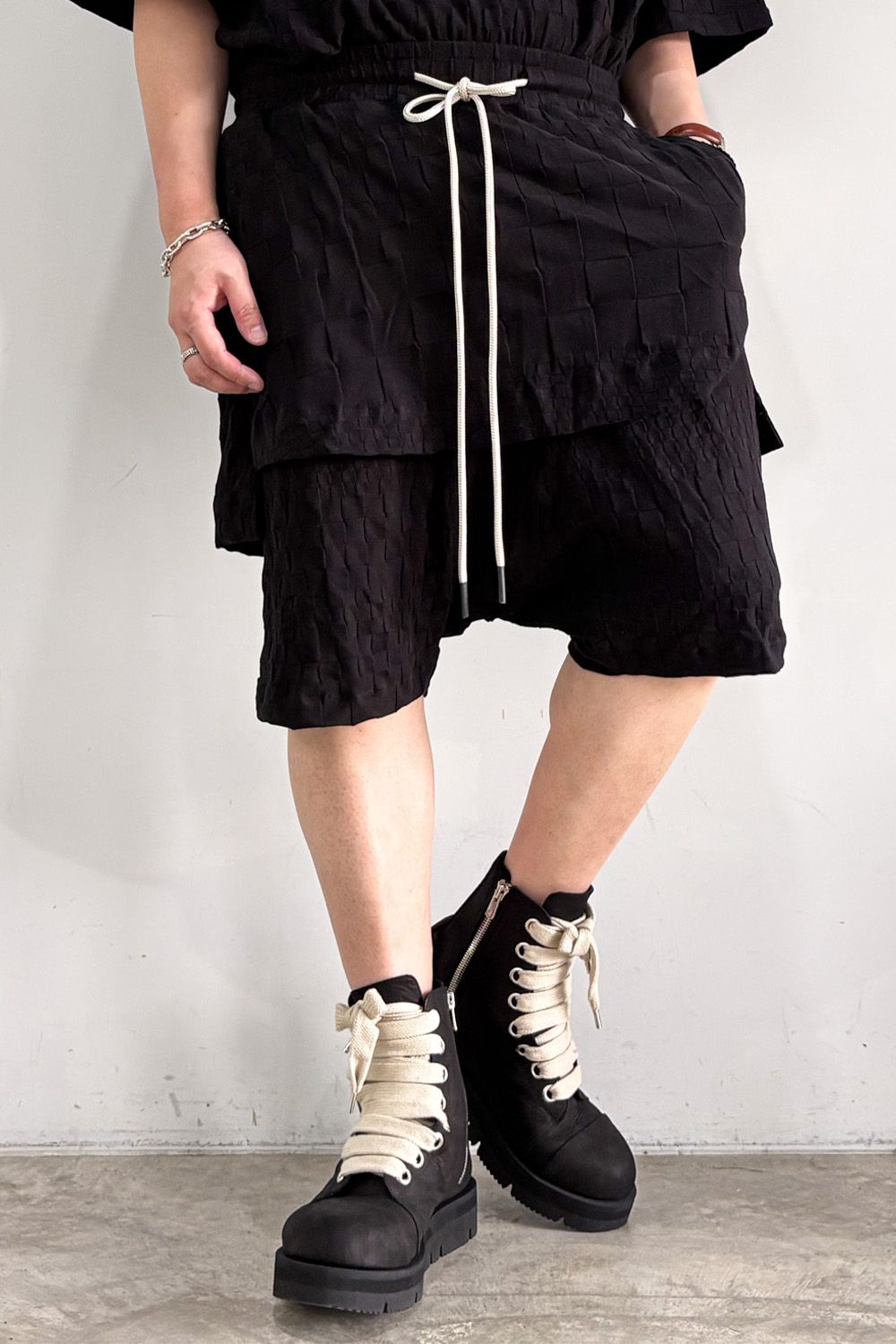 GRADIENT PLAID PATTERN LAYERED SHORTS / ブラック
