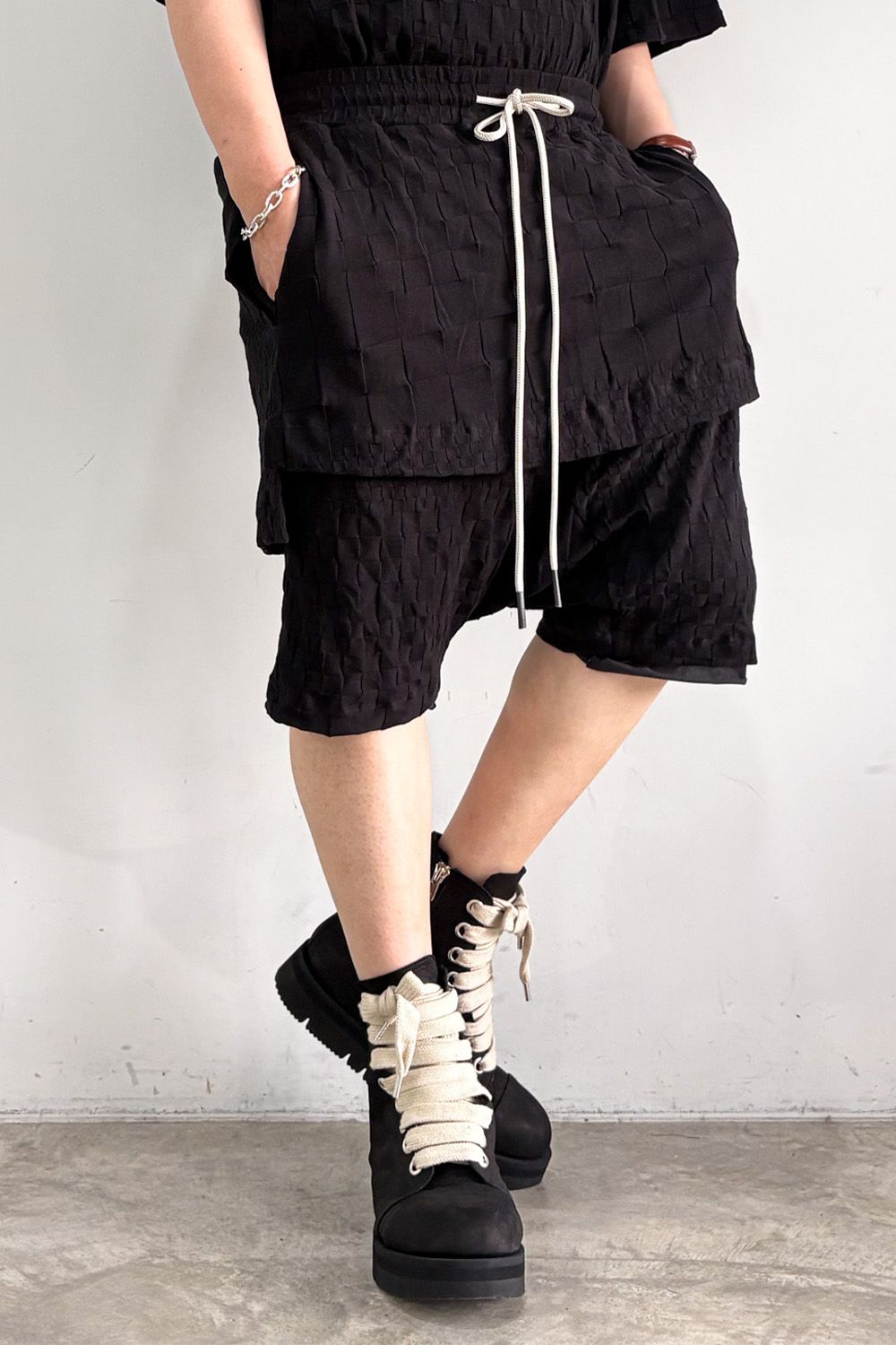 GRADIENT PLAID PATTERN LAYERED SHORTS / ブラック