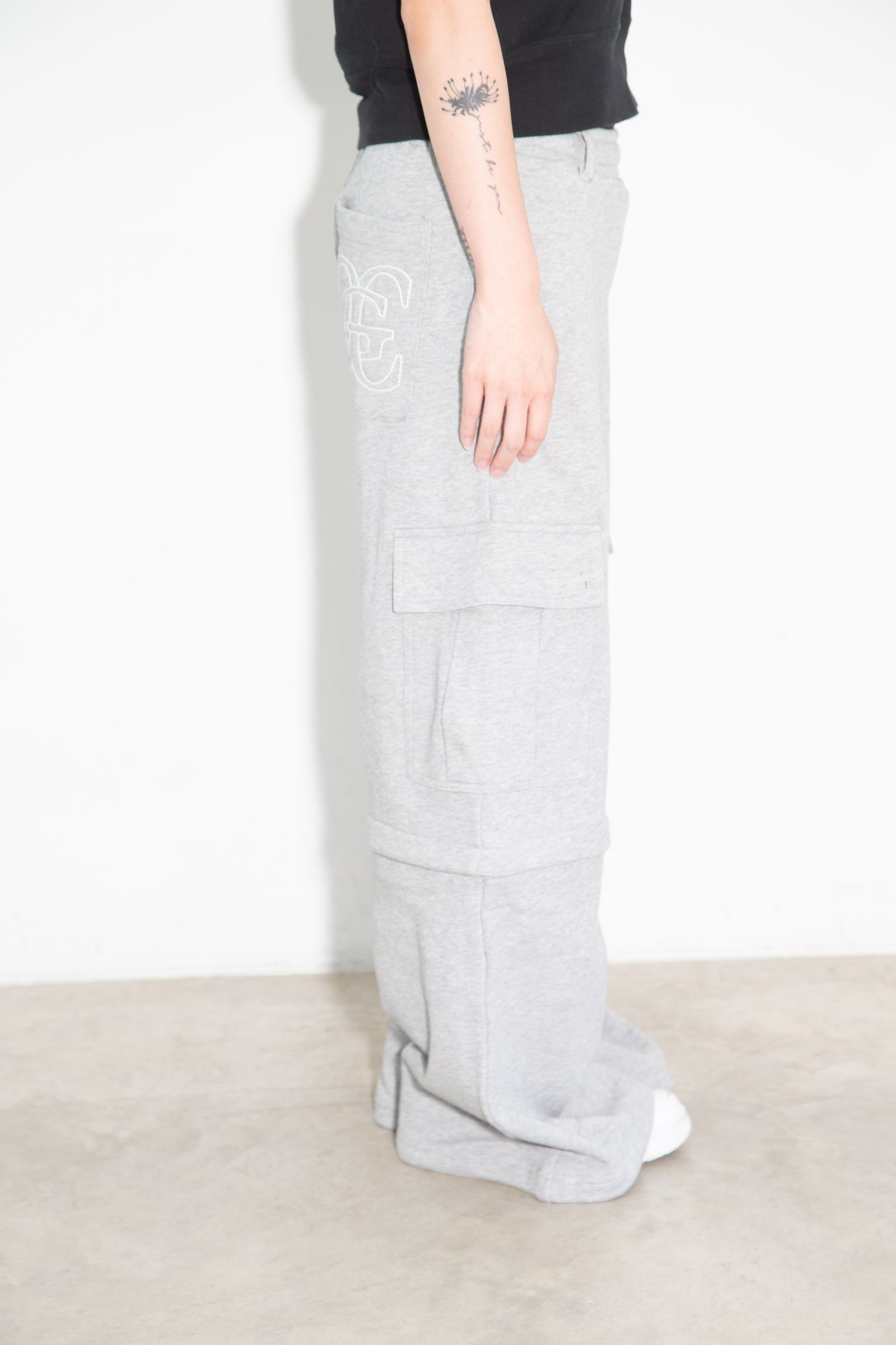 [ラスト1点 サイズM] EMBLEM POCKET 2WAY BUGGY SWEATPANTS / アッシュ