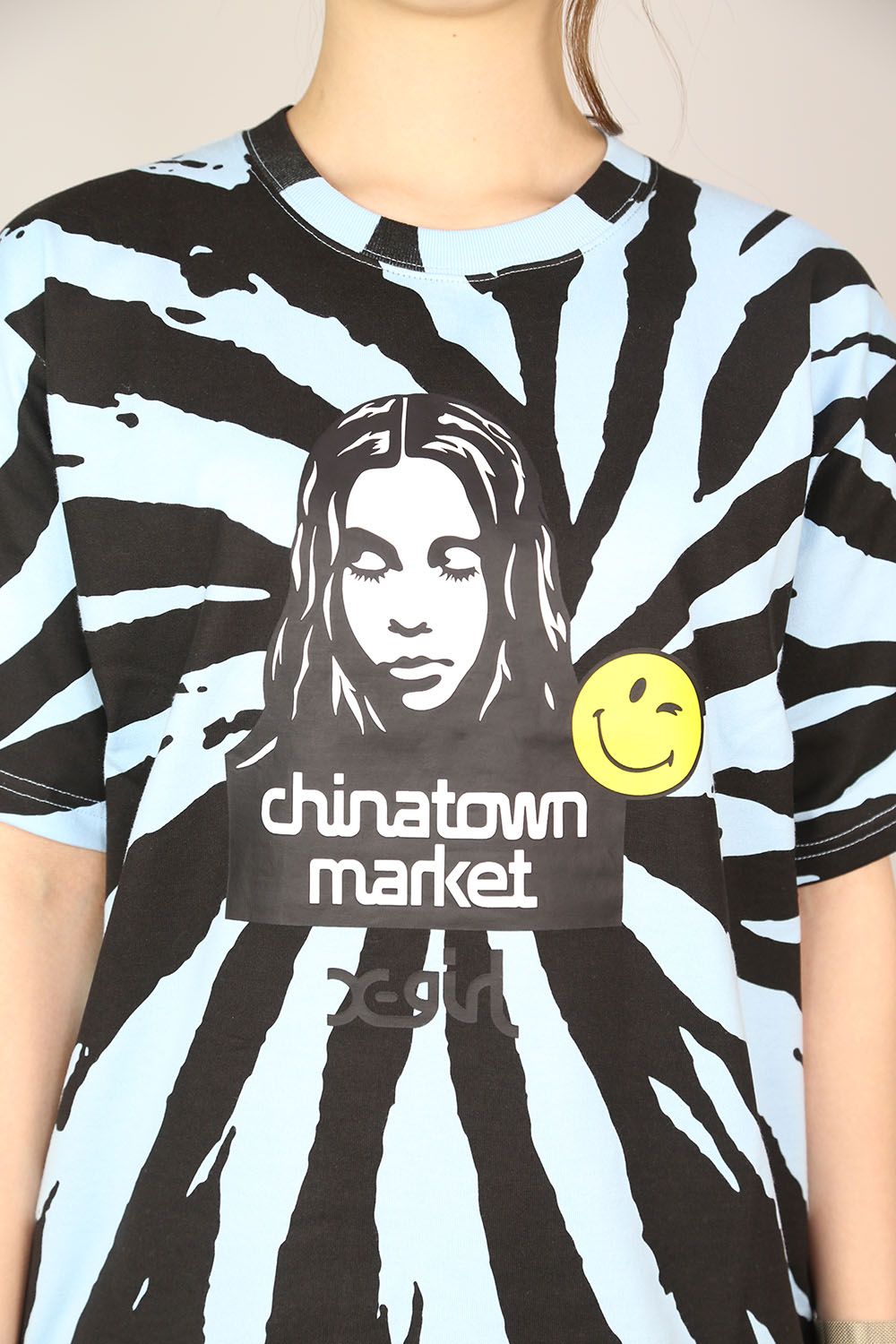 X-girl - 【X-girl × CHINATOWN MARKET】SMILEY(R) FACE S/S TEE