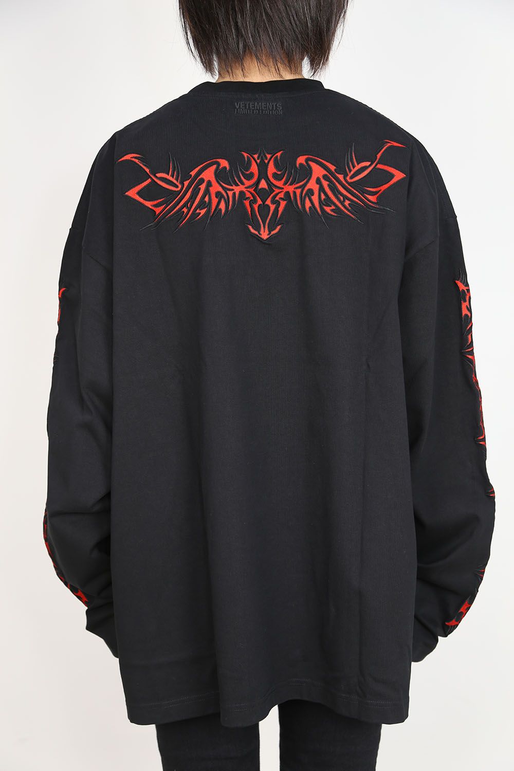 VETEMENTS - TRIBAL EMBROIDERED LONG SLEEVE / ブラック×レッド | Tempt