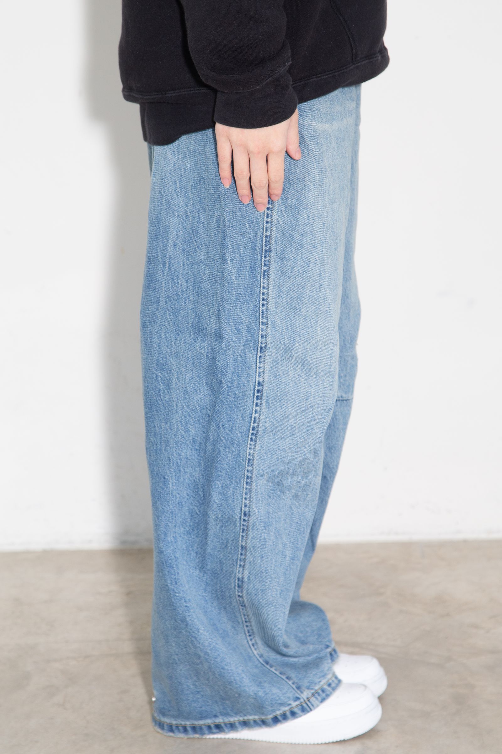 ASYMMETRIC WAIST BARREL LEG DENIM PANTS / ライトインディゴ