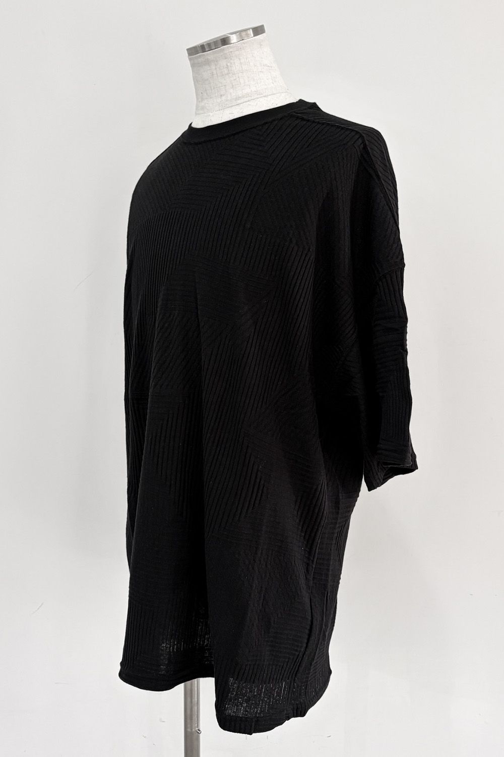 DEFORMED STRIPE PATTERN JUMBO TEE / ブラック