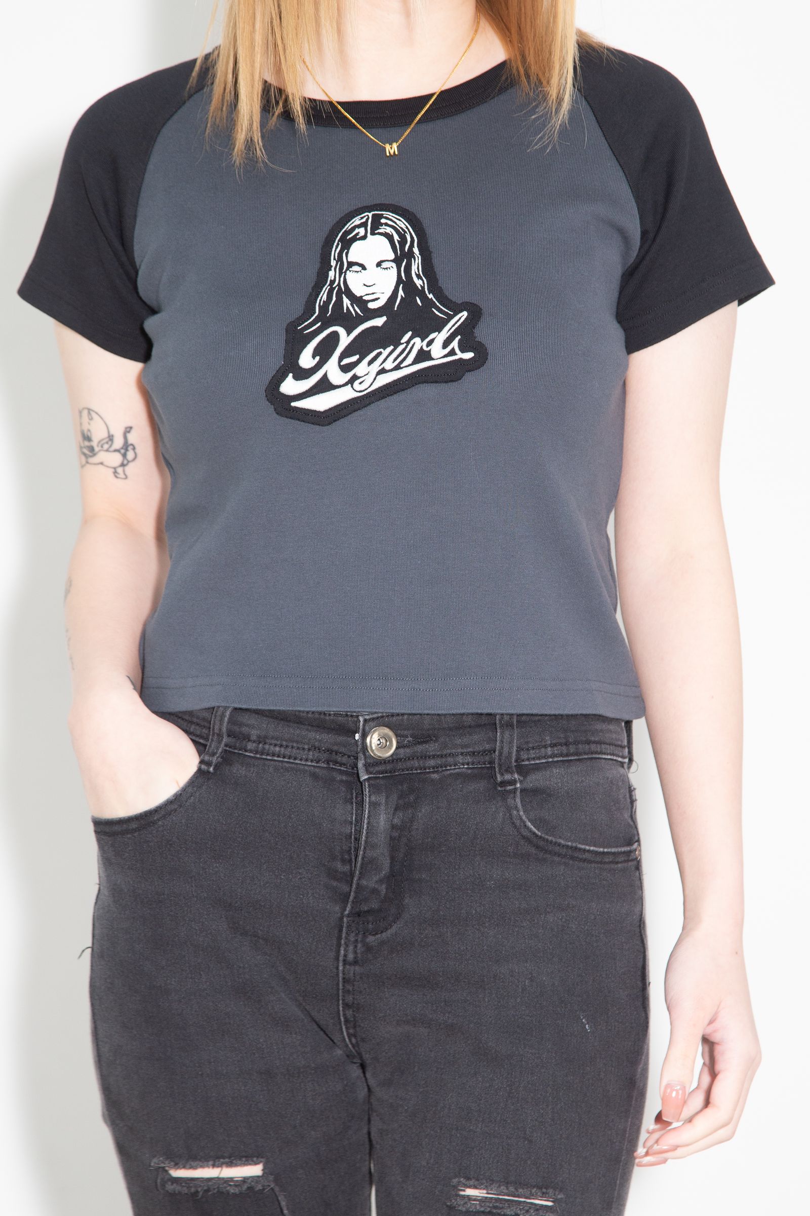 [ラスト1点 ] FACE EMBROIDERED PATCH RAGLAN S/S BABY TEE / チャコール