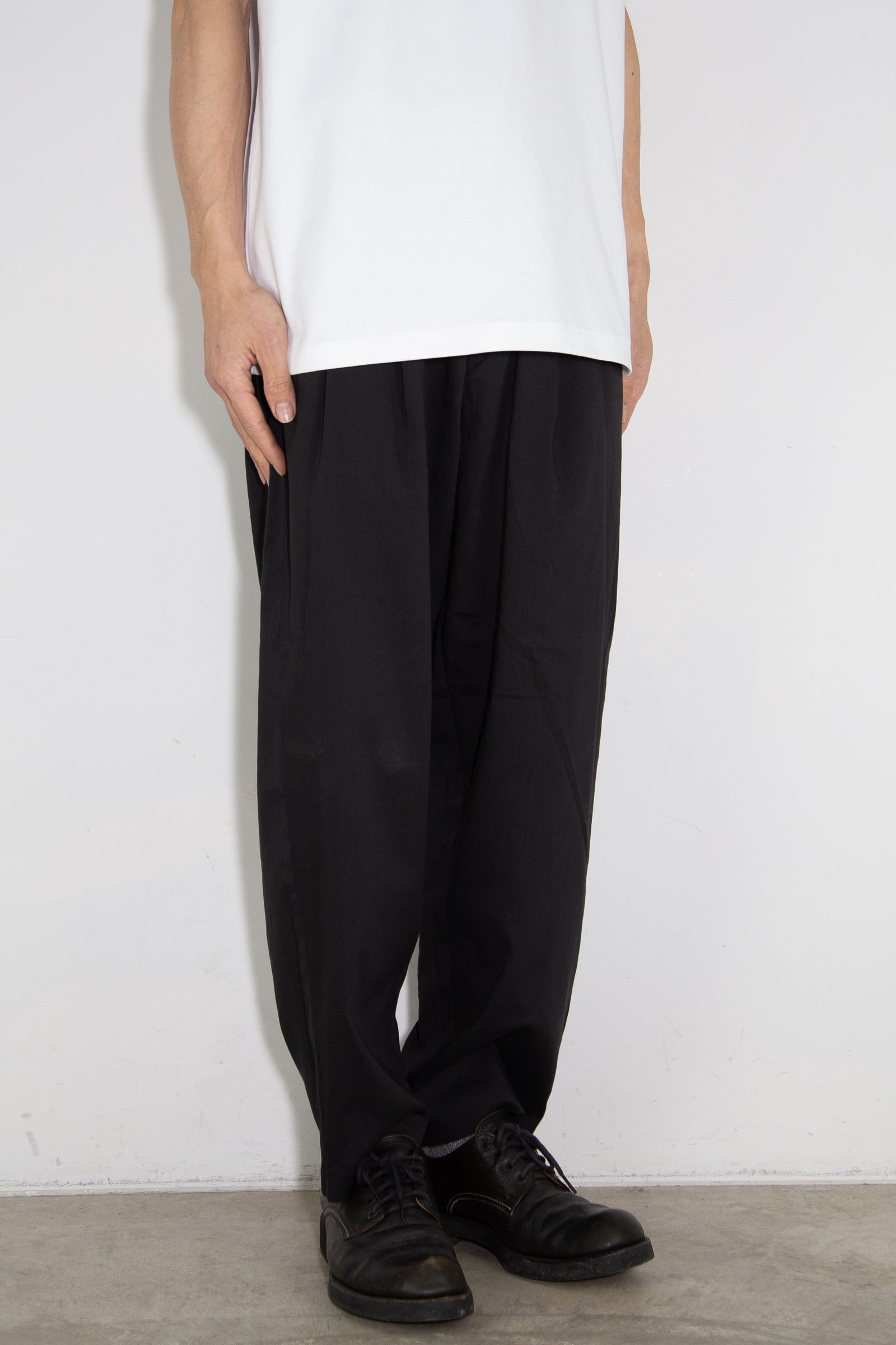 PE/LI POPLIN BELTED TAPERED FIT TROUSERS / ブラック