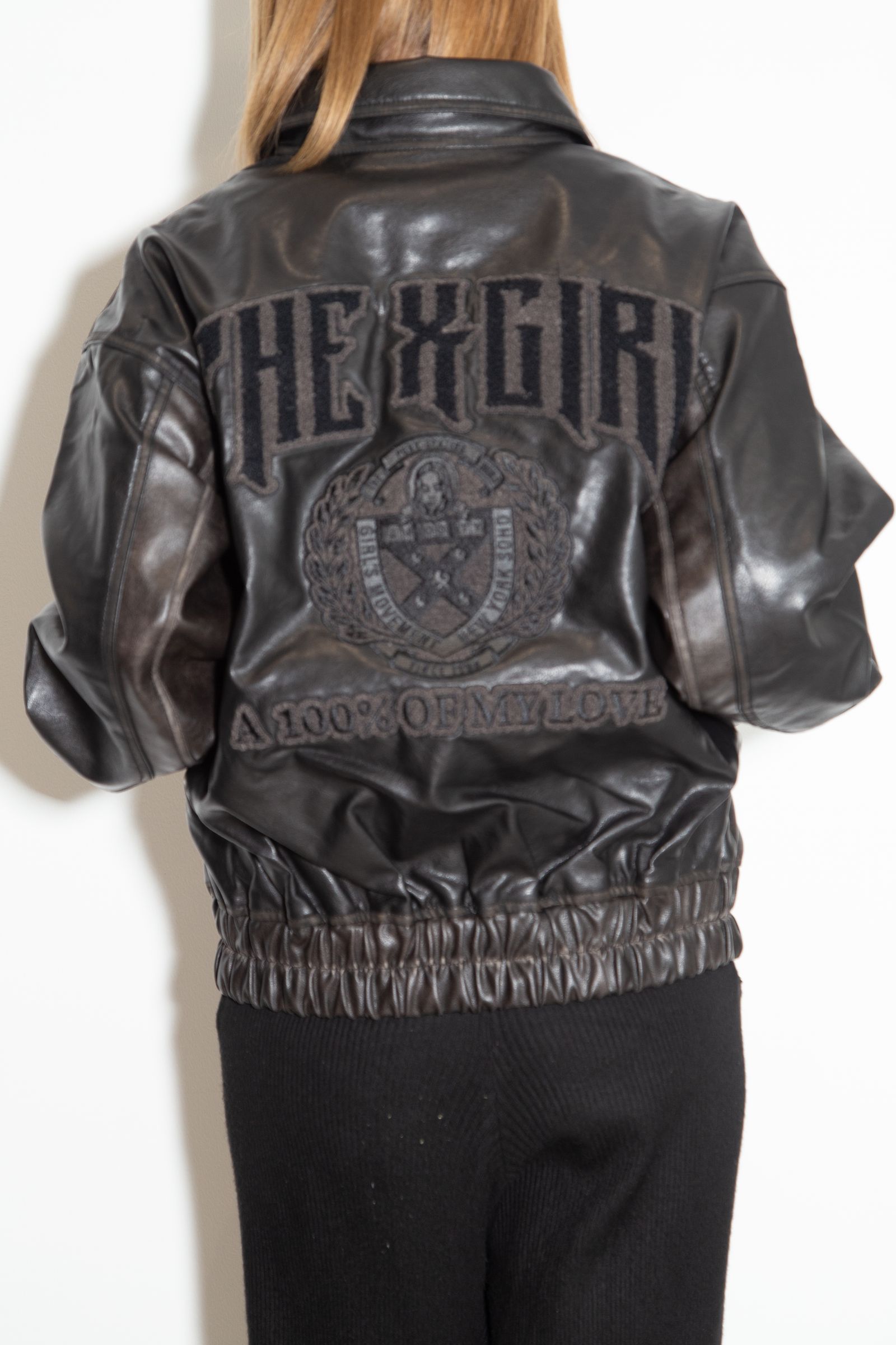 FAUX LEATHER LOGO PATCH JACKET / ブラック