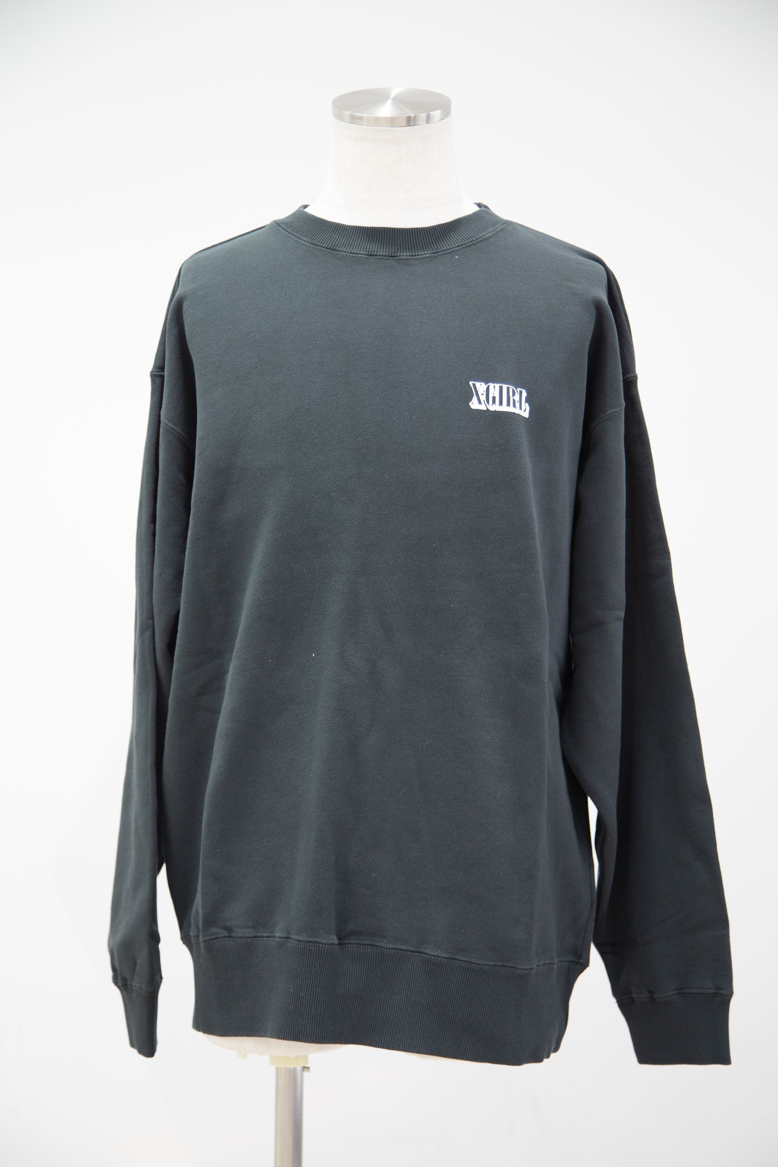 CIRCLE BACKGROUND FACE LOGO BIG SWEAT TOP / チャコール