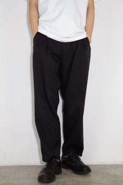 PE/LI POPLIN BELTED TAPERED FIT TROUSERS / ブラック