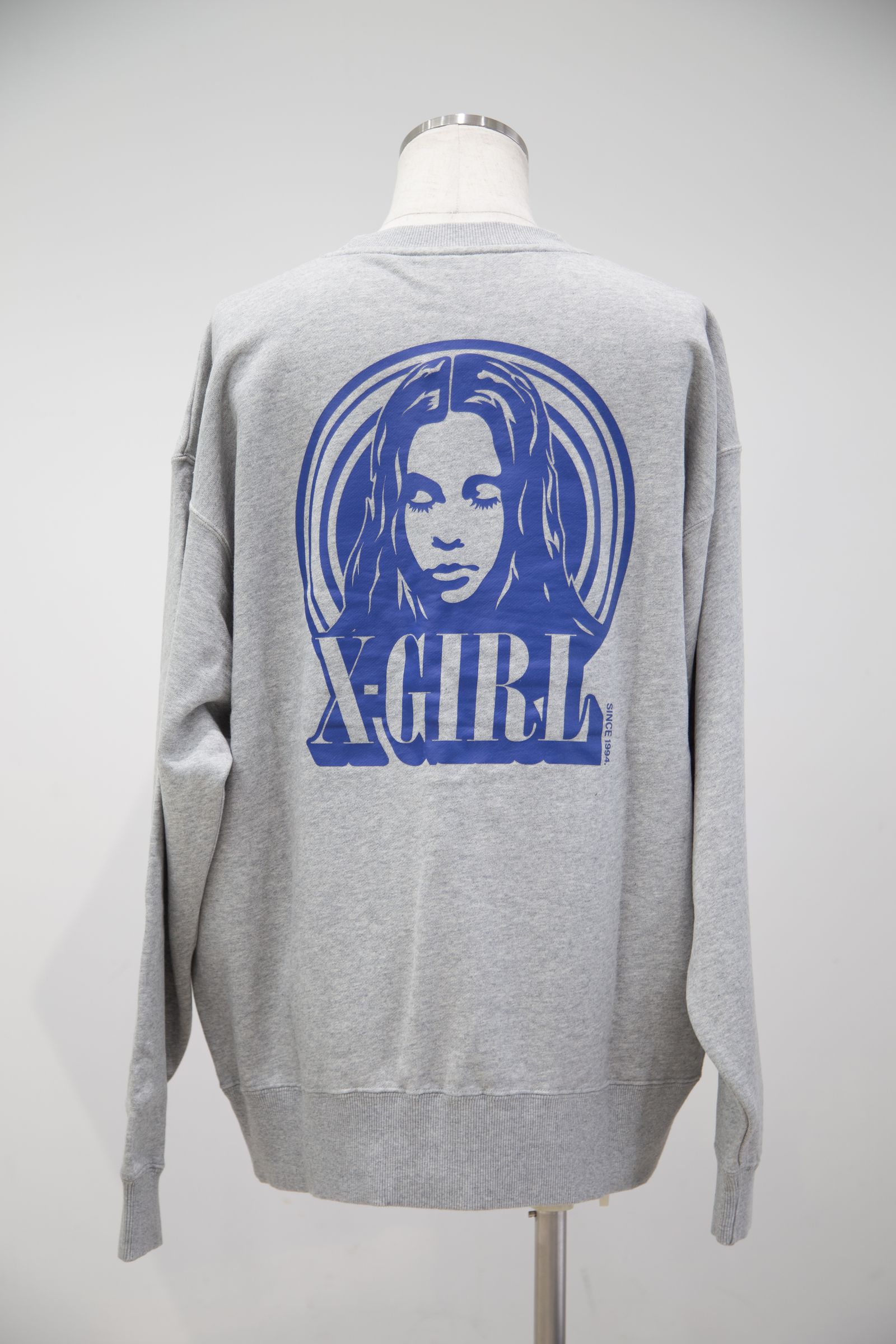 CIRCLE BACKGROUND FACE LOGO BIG SWEAT TOP / アッシュ