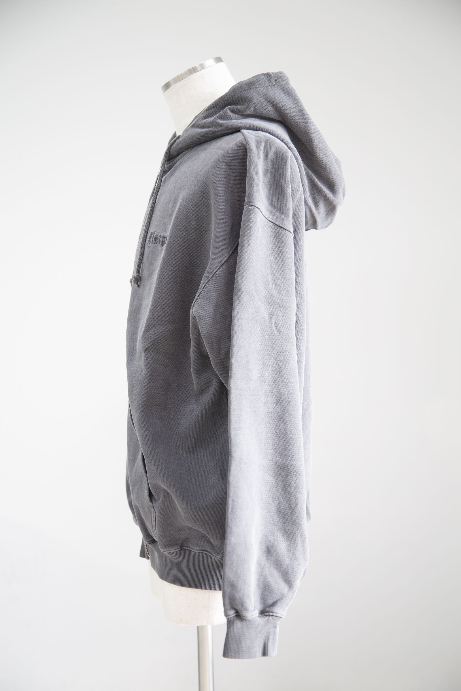 PIGMENT EMBOSSED ZIP HOODED SWEATSHIRT / チャコール