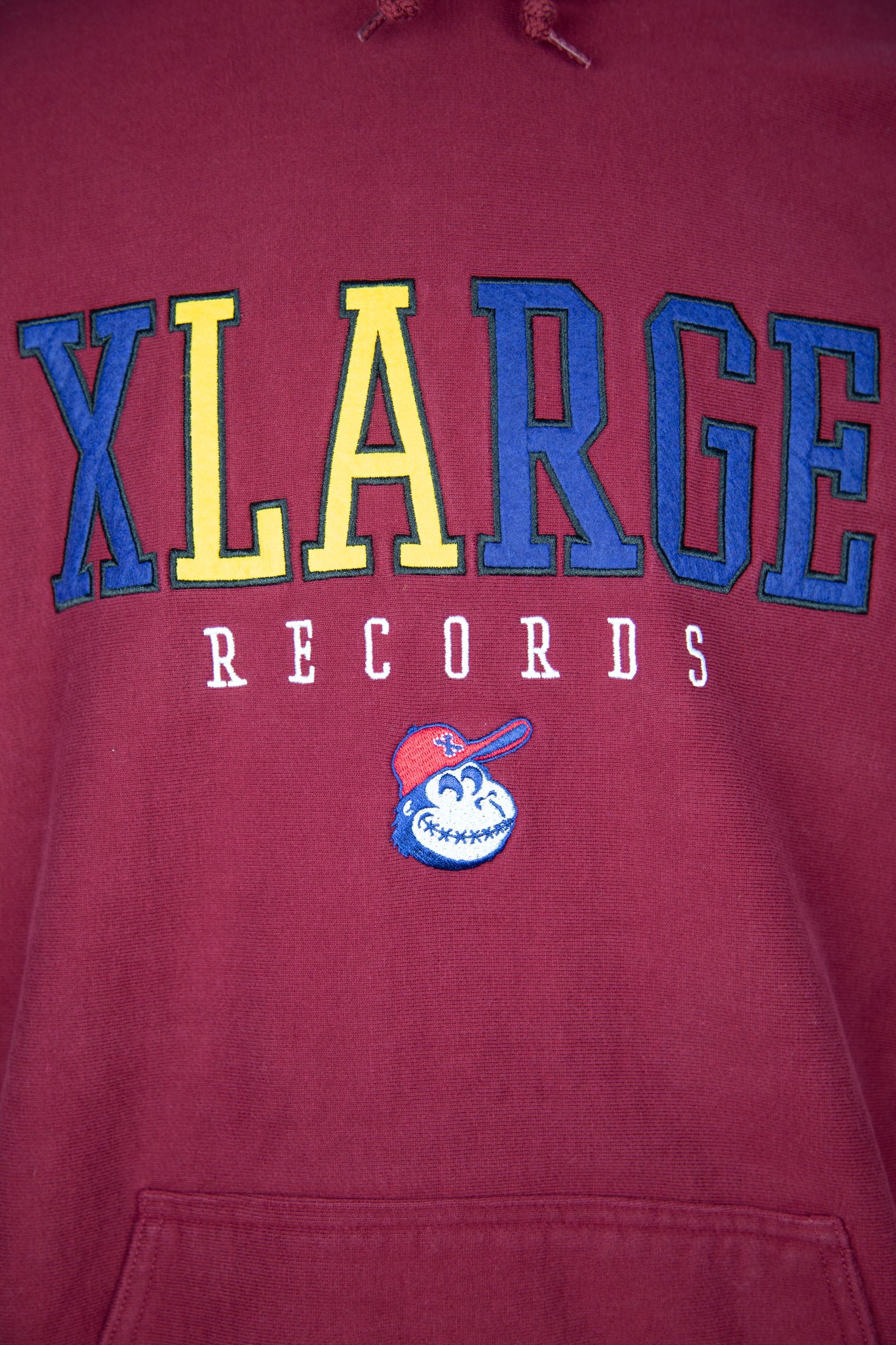 XLARGE - XL LABEL SOUVENIR HOODED SWEAT / バーガンディー | Tempt