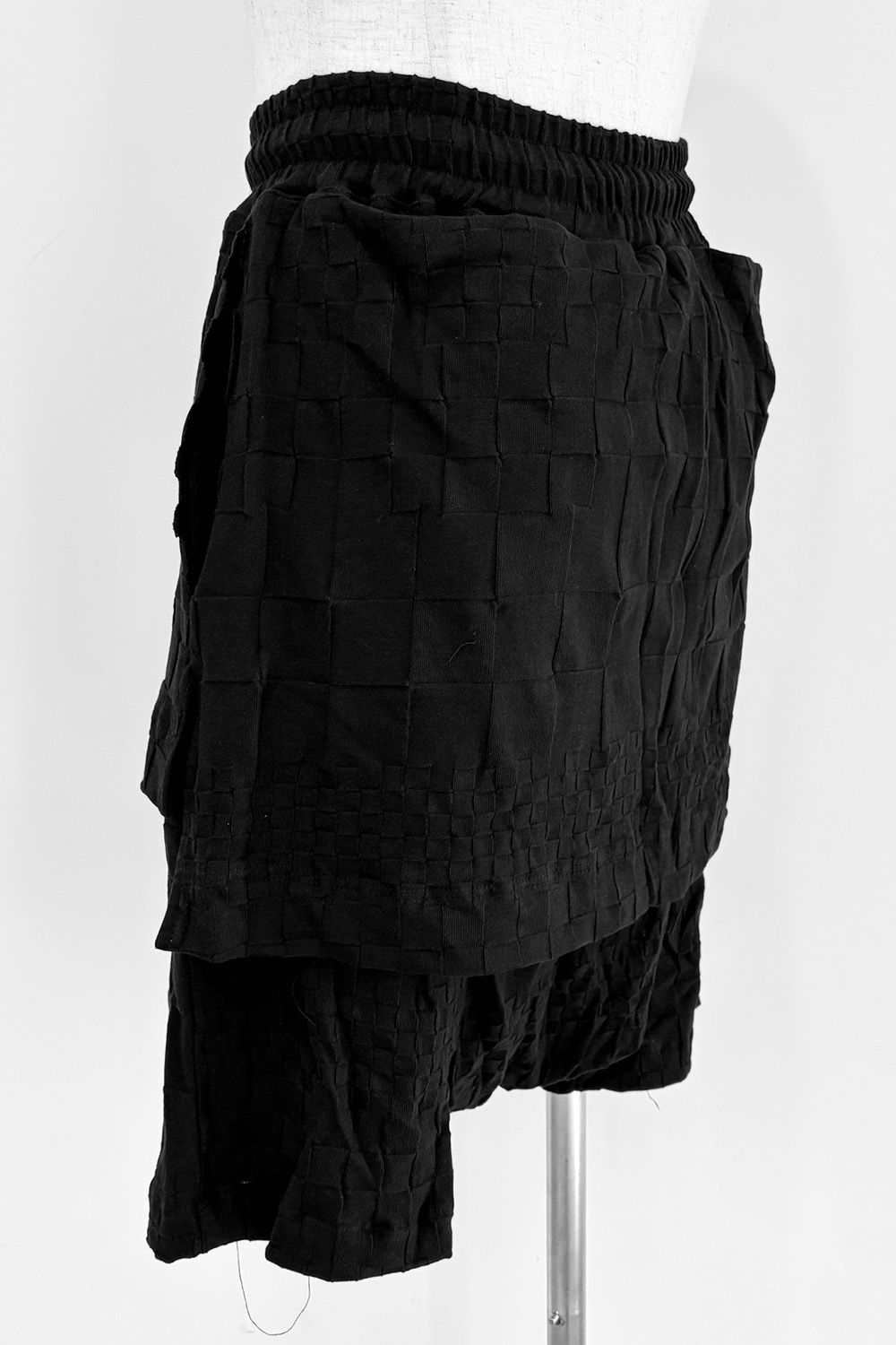 GRADIENT PLAID PATTERN LAYERED SHORTS / ブラック
