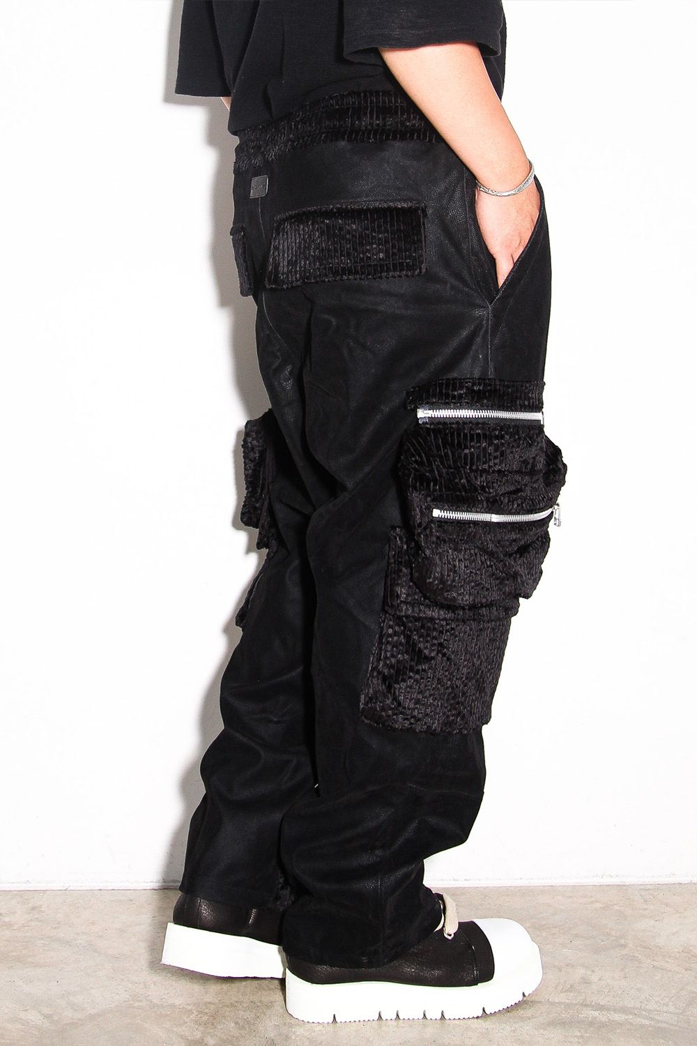 シンセティックレザーカーゴワイドパンツ / CARGO WIDE PANTS / ブラック / ag-12057