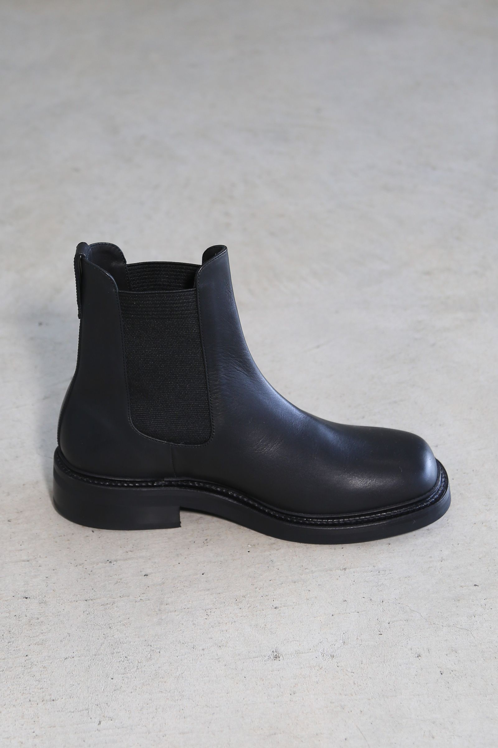 COW LEATHER CHELSEA BOOTS / ブラック