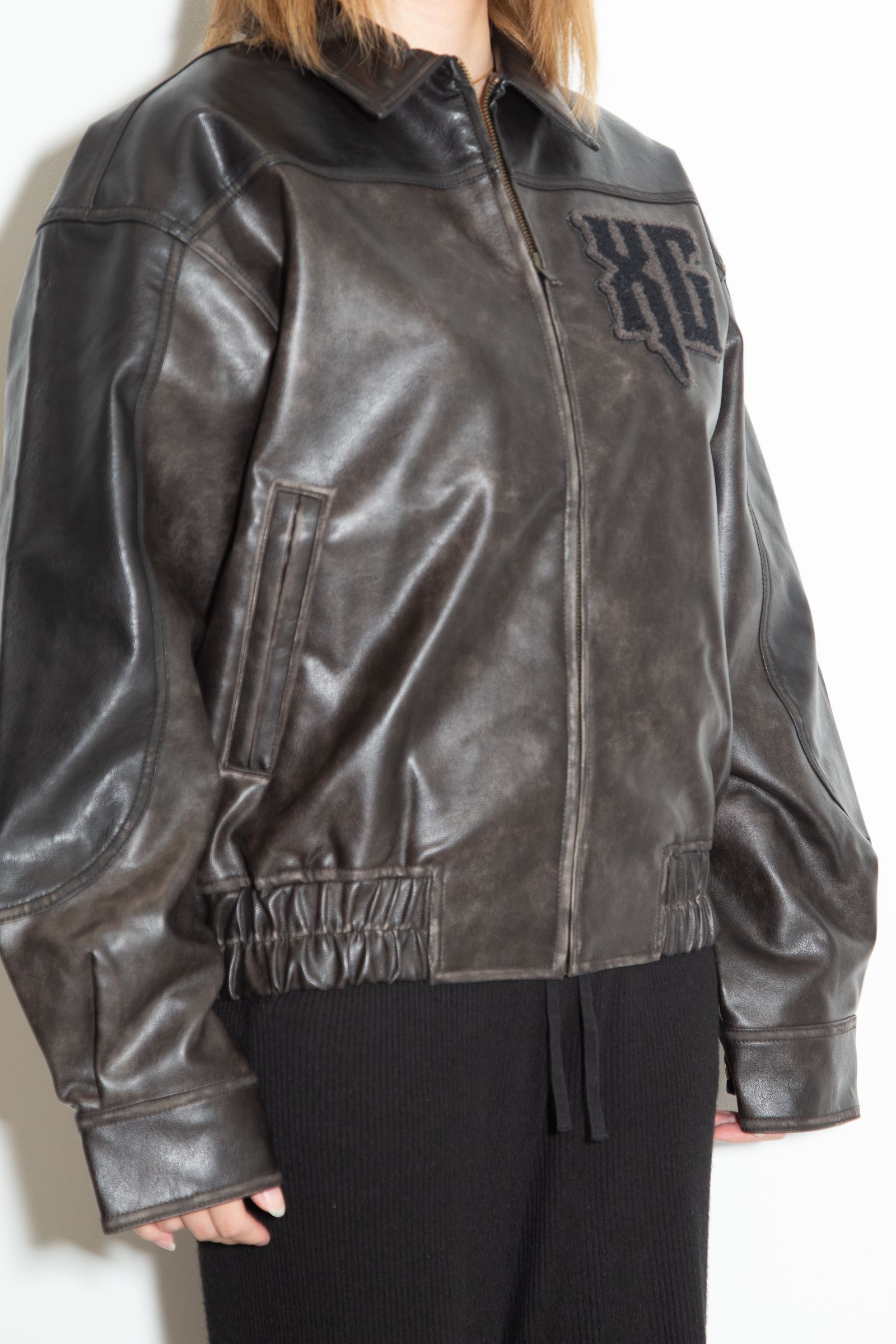 FAUX LEATHER LOGO PATCH JACKET / ブラック