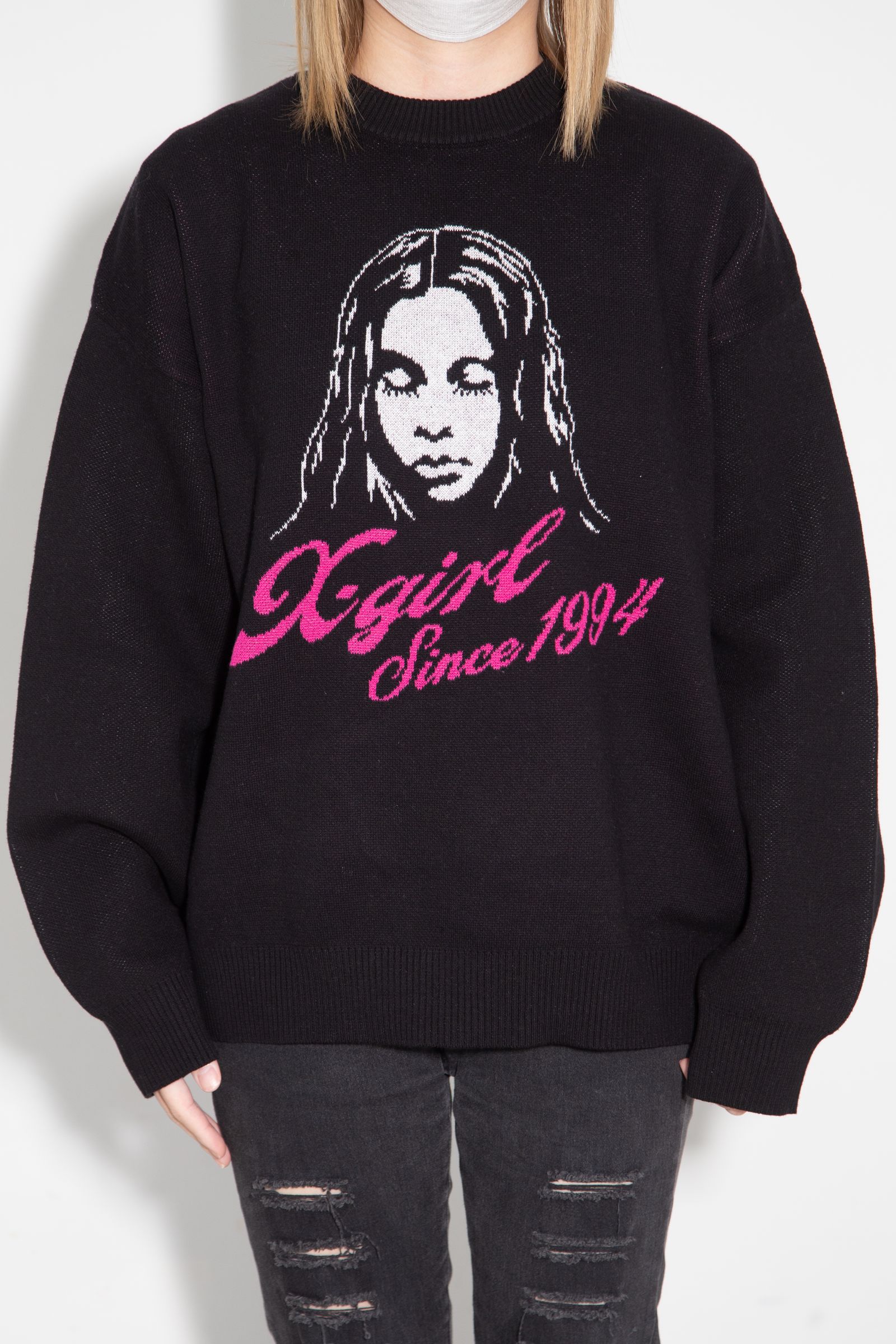 CURSIVE LOGO AND FACE JACQUARD KNIT TOP / ブラック