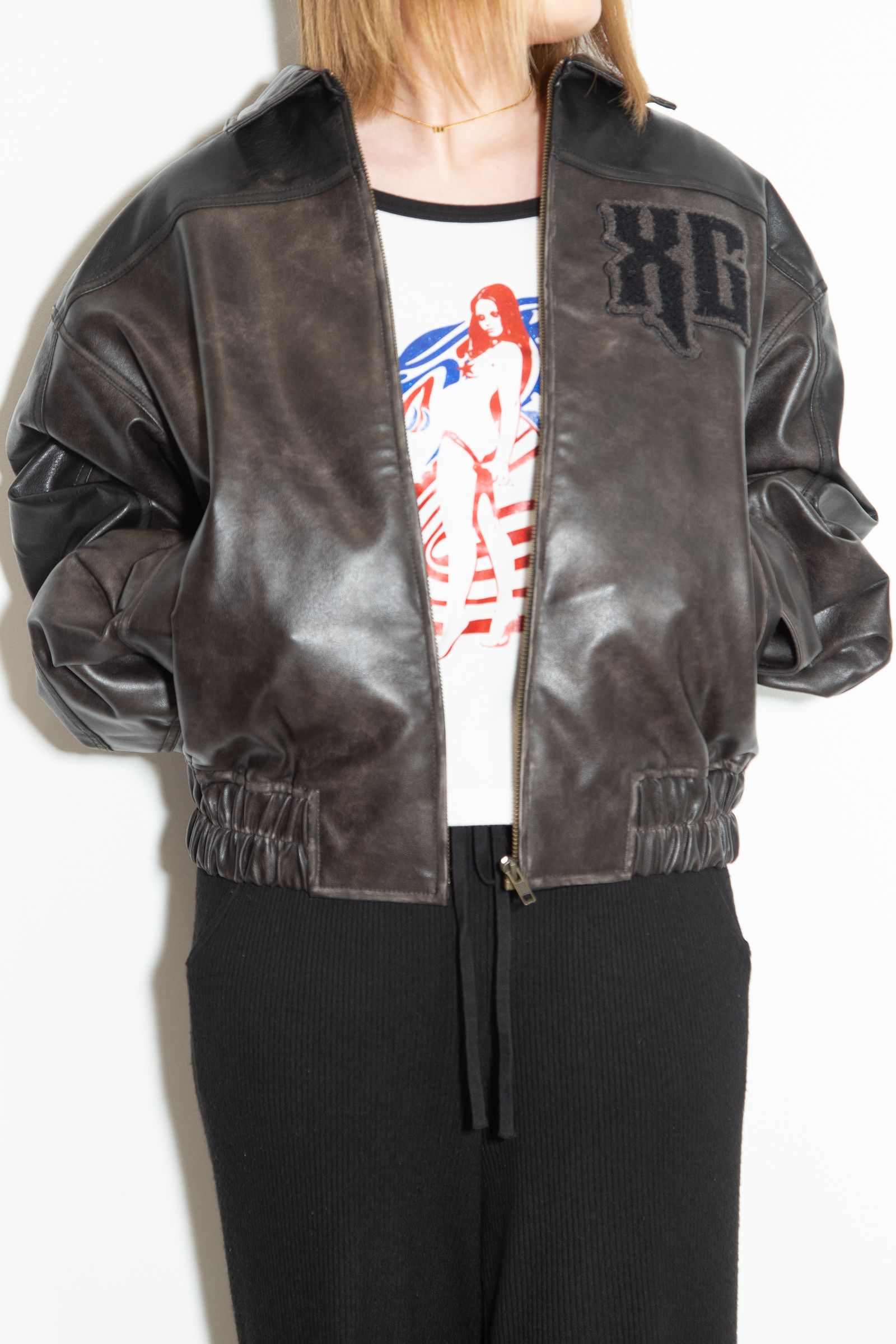 FAUX LEATHER LOGO PATCH JACKET / ブラック