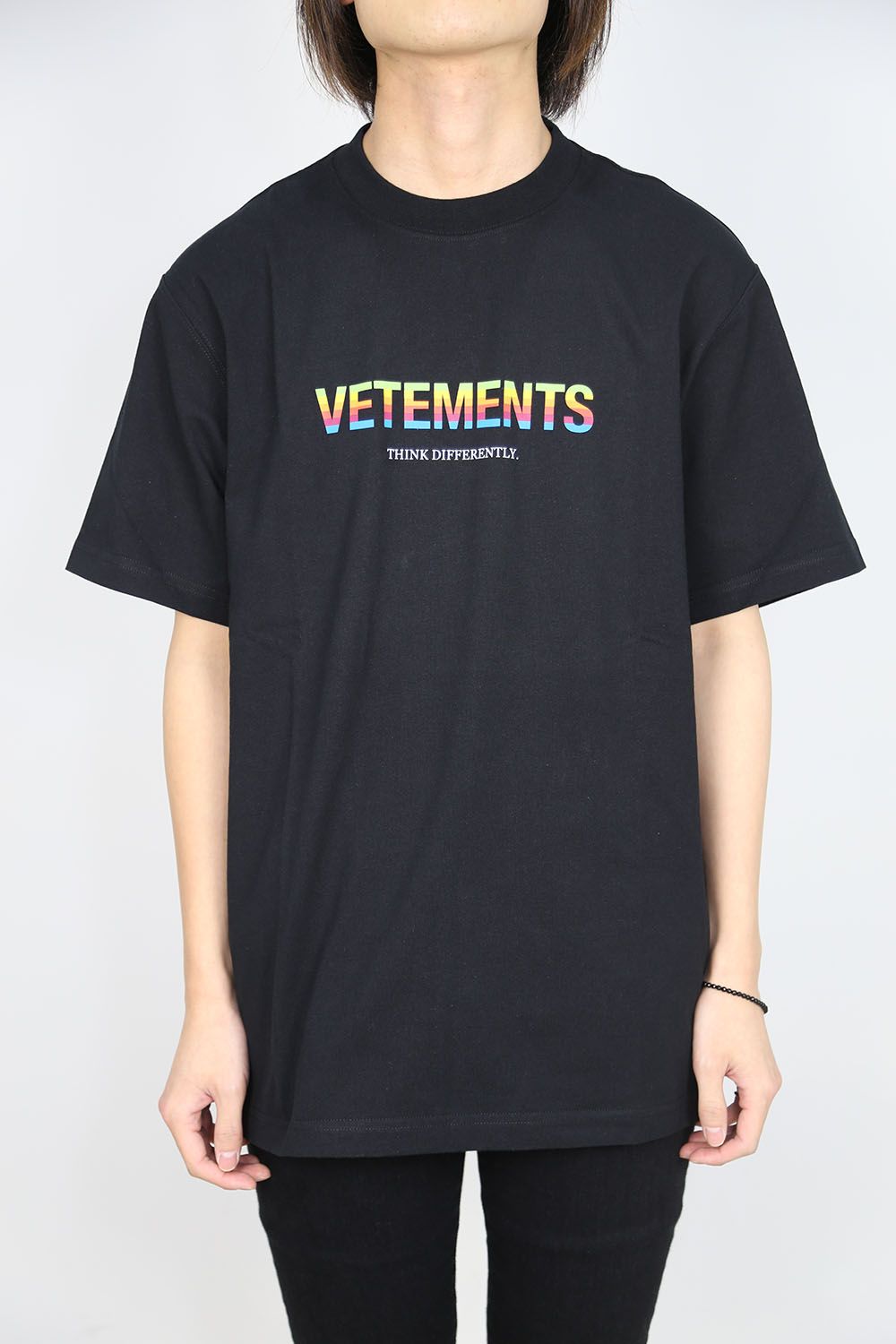 VETEMENTS - THINK DIFFERENTLY LOGO T-SHIRT / ブラック | Tempt