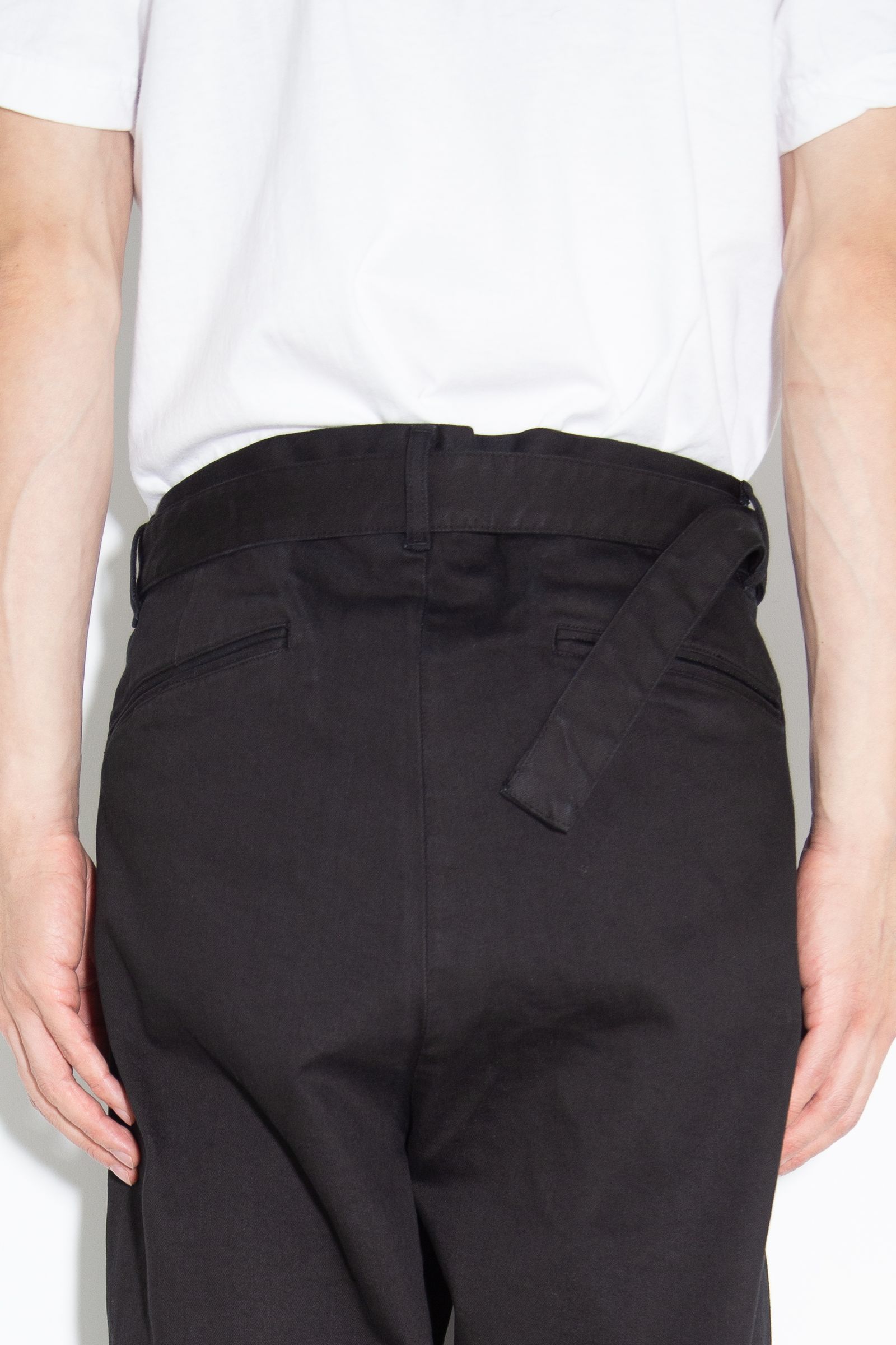 SUPIMA CO STRETCH DENIM BELTED TAPERED FIT TROUSERS / ブラック