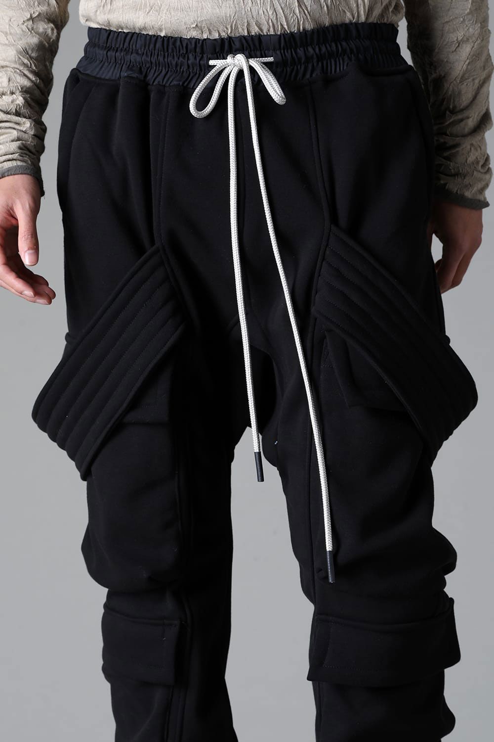ボンバーヒートベルトカーゴサルエルスウェットパンツ / Bomber Heat Belt Cargo Sarouel Pants / ブラック / ag-10059