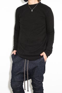 独特な表情のL/S Tee