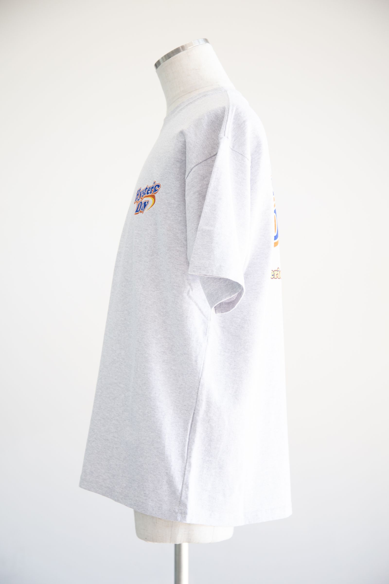 【HYSTERIC GLAMOUR】HYSTERIC DAY Tシャツ HYSTERIC GLAMOUR - HYSTERIC DAY Tシャツ / ブラック | Tempt
