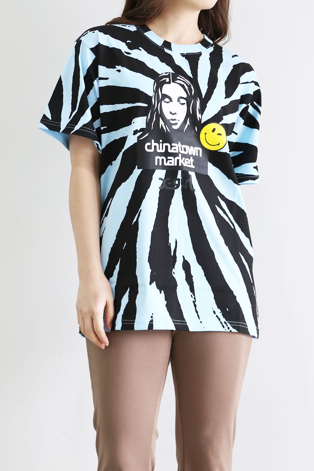 X-girl - 【X-girl × CHINATOWN MARKET】SMILEY(R) FACE S/S TEE