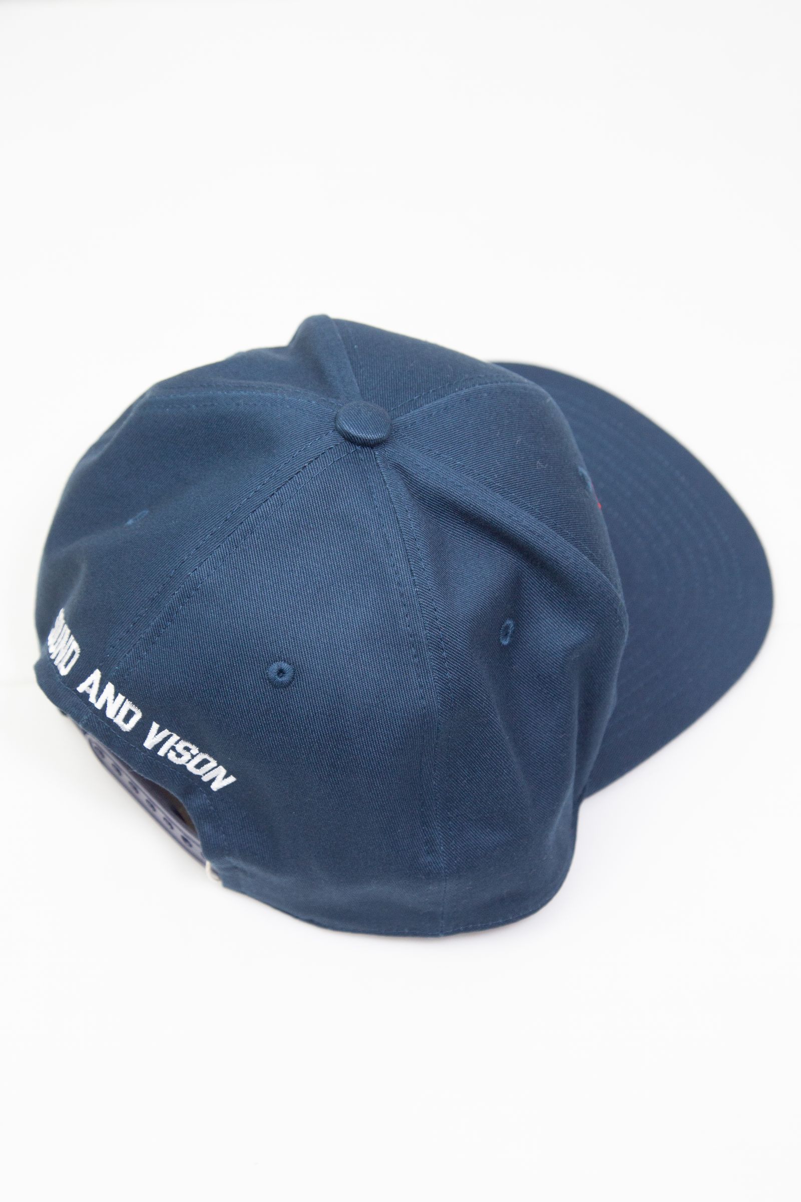 [購入は1人1点まで] HYS GUITAR GIRL刺繍 キャップ / ネイビー