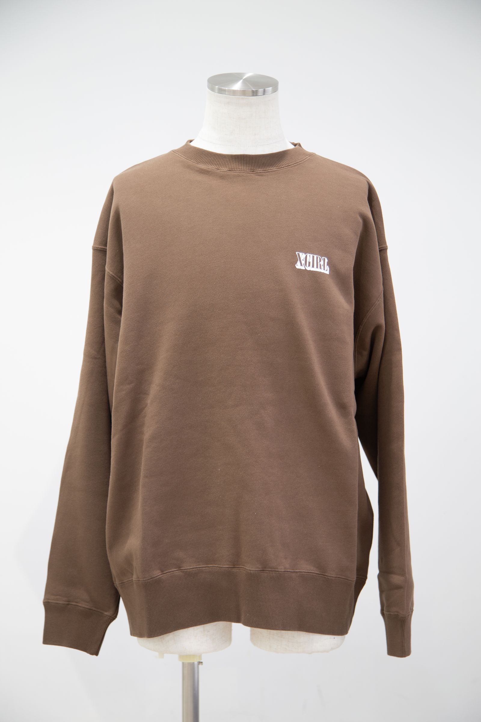 CIRCLE BACKGROUND FACE LOGO BIG SWEAT TOP / ブラウン