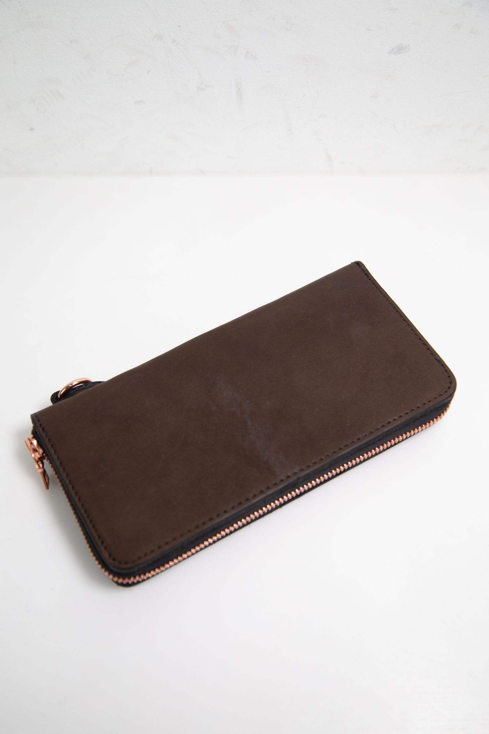 ISAMU KATAYAMA BACKLASH - JP SHOULDER GARMENT-DYED ROUND FASTNER WALLET /  カーキ | Tempt