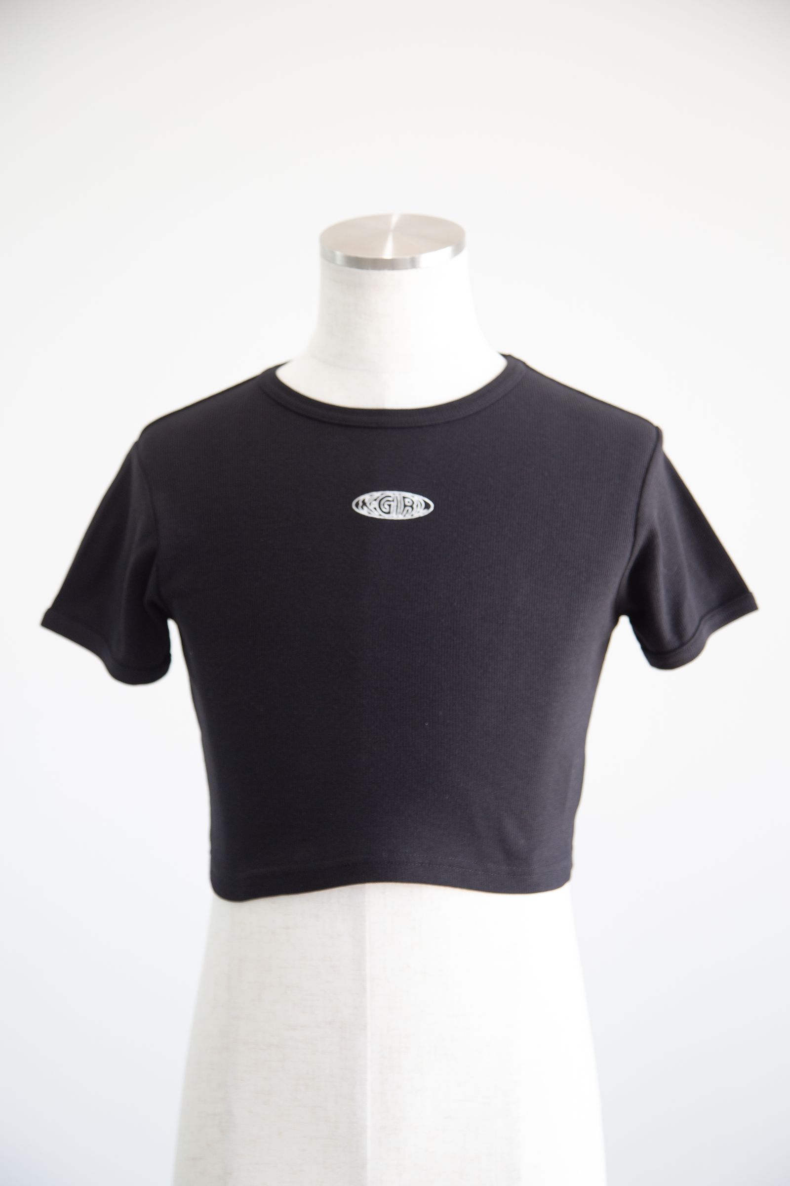 OUTLINE OVAL LOGO S/S TOP / ブラック