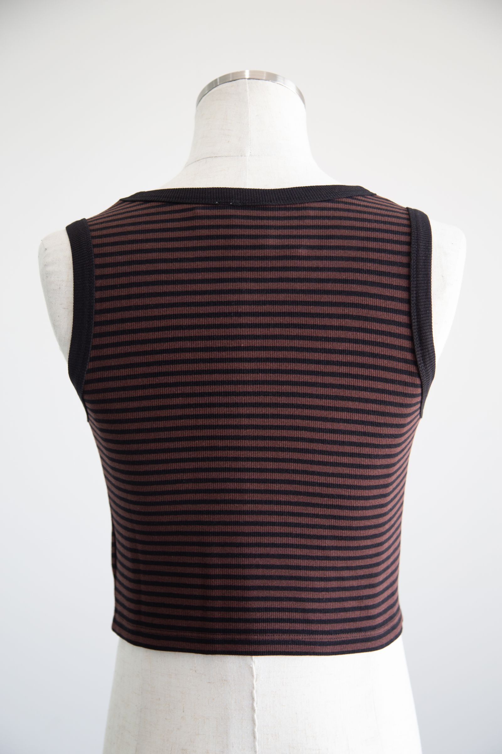 OUTLINE OVAL LOGO TANK TOP / ブラウン