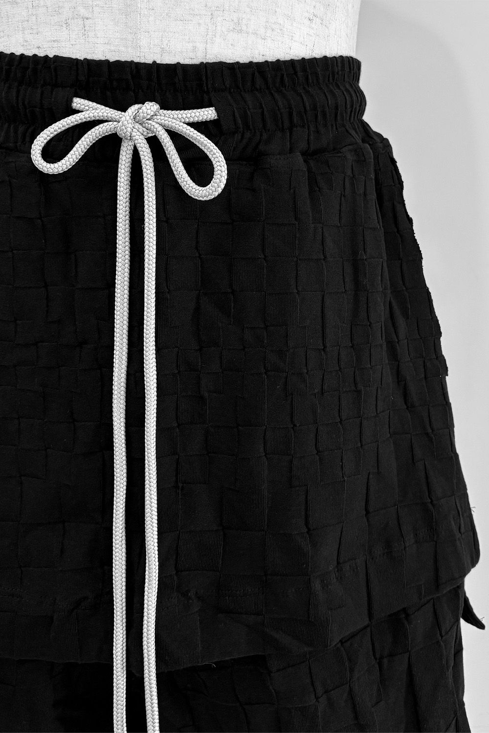 GRADIENT PLAID PATTERN LAYERED SHORTS / ブラック