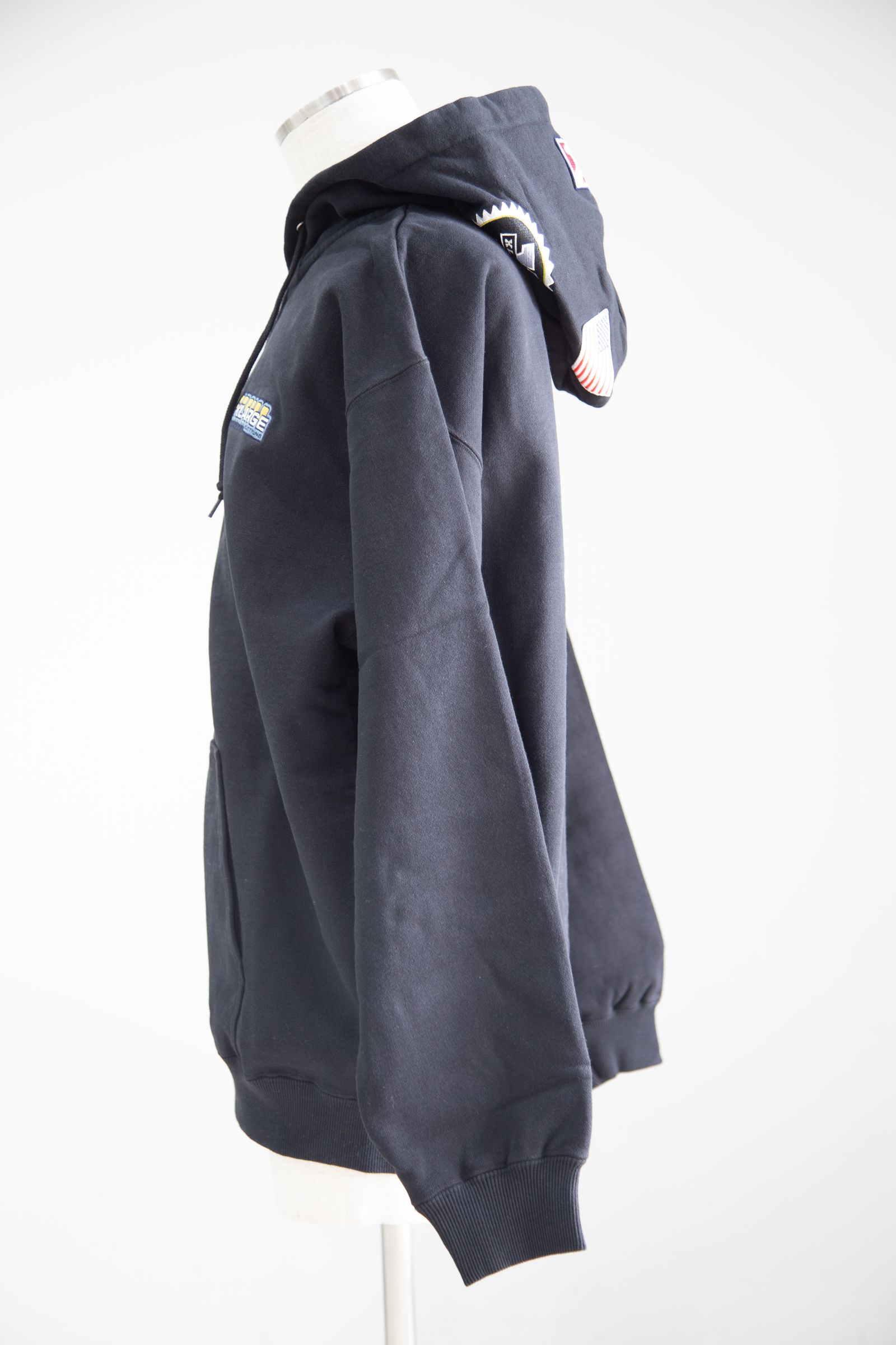 MULTI EMBLEM ZIP HOODED SWEATSHIRT / ブラック