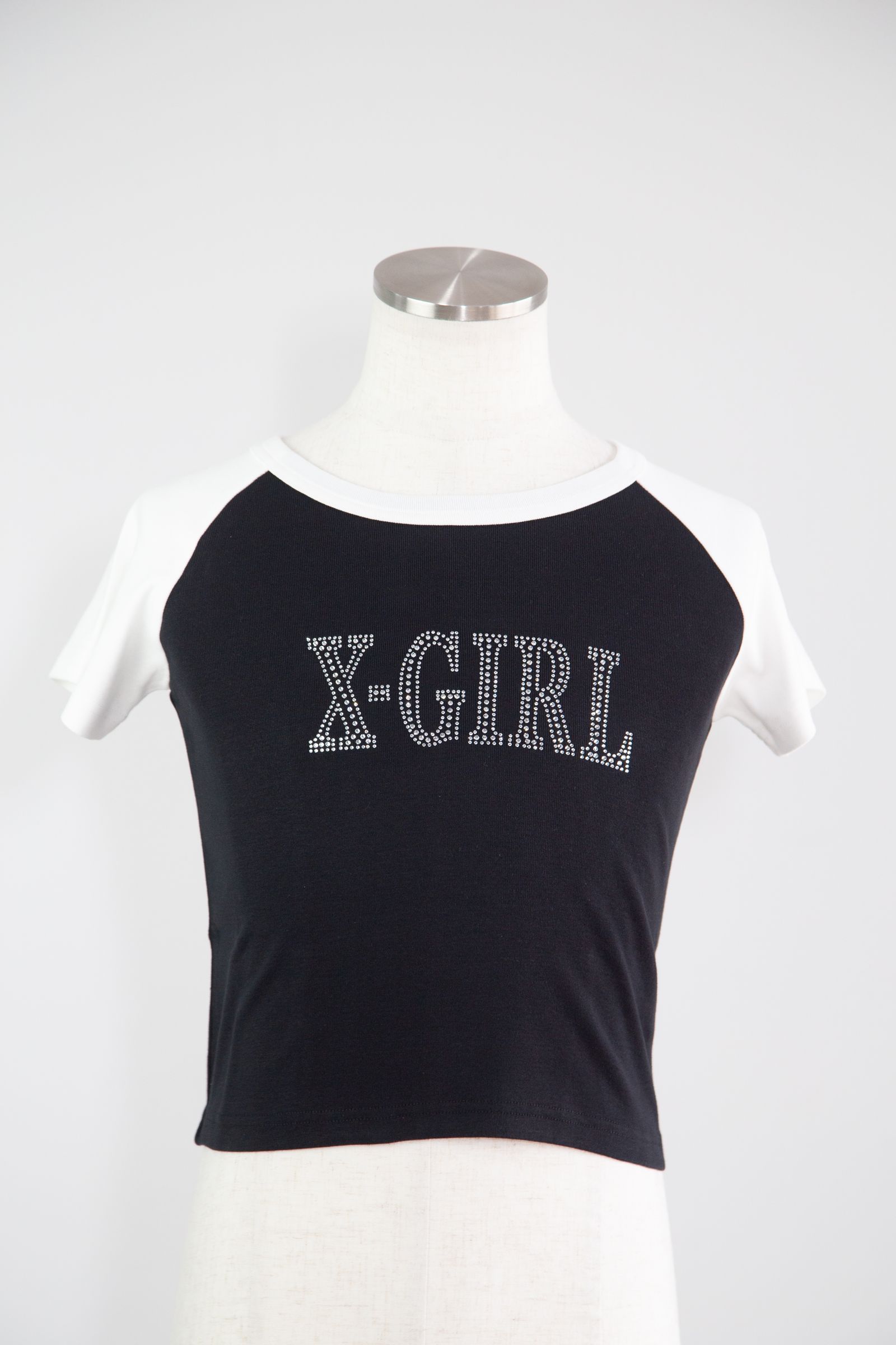 【X-girl】RHINESTONE ROMAN TYPE LOGO RAGLAN S/S BABY TEE RHINESTONE ROMAN TYPE LOGO RAGLAN S/S BABY TEE｜エックス